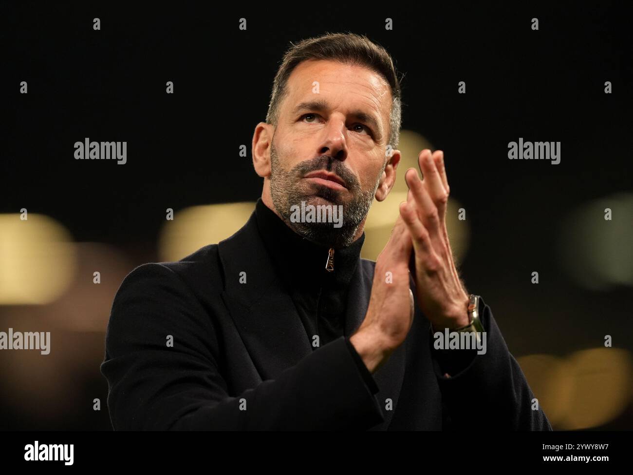 Aktenfoto vom 11/24 von Ruud van Nistelrooy, der seine liebenswerten Erinnerungen an den „wunderbaren Mann“ Sir Bobby Robson vor Leicesters Reise nach Newcastle am Samstag teilte. Ausgabedatum: Donnerstag, 12. Dezember 2024. Stockfoto