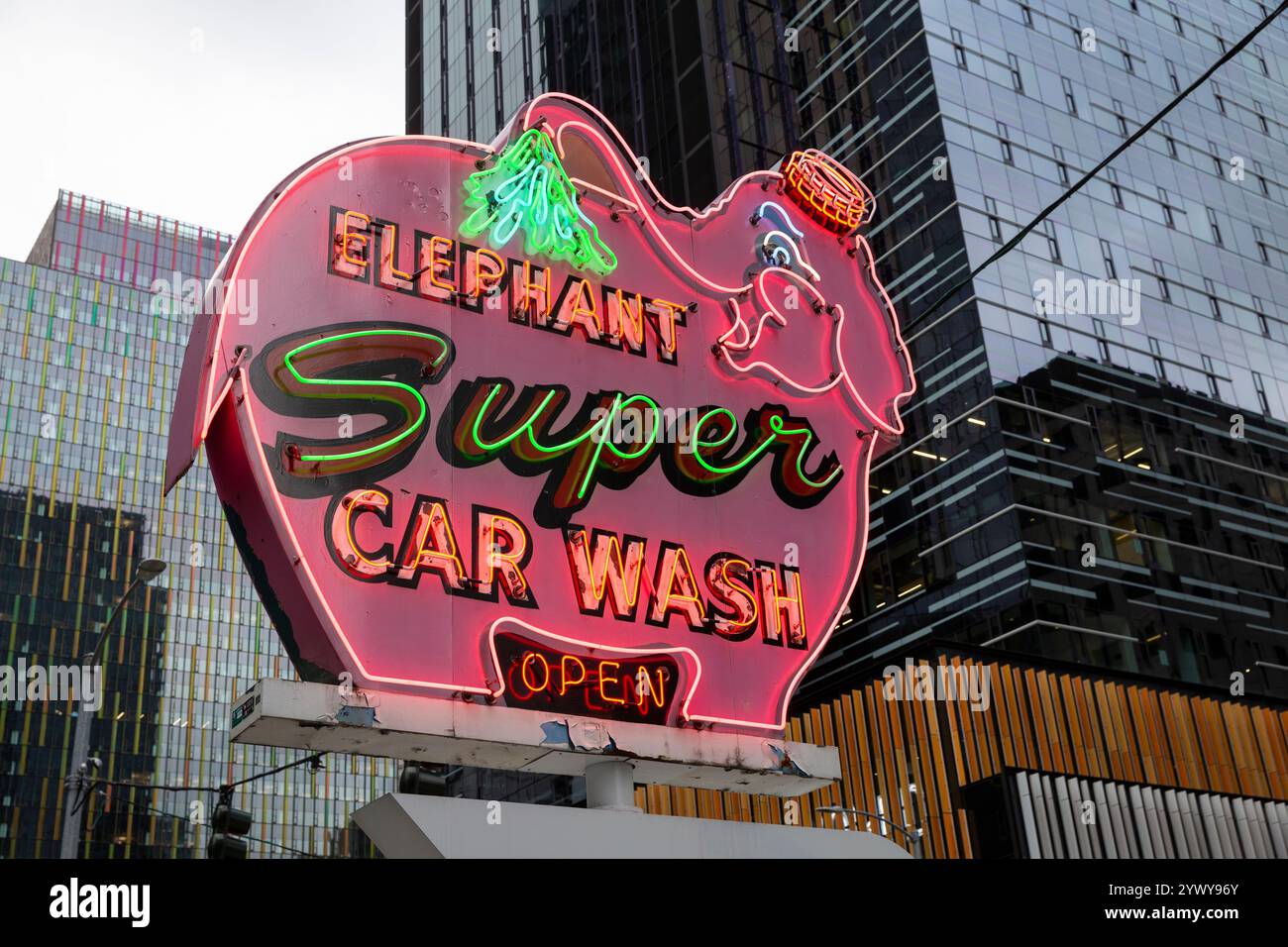 Das Schild Elephant Car Wash, ein beliebtes Wahrzeichen der Region, befindet sich zwischen den Gebäuden des Amazonas Hauptquartiers am Amazonas Nitro South Tower im Denny Triangle in Seattle Stockfoto