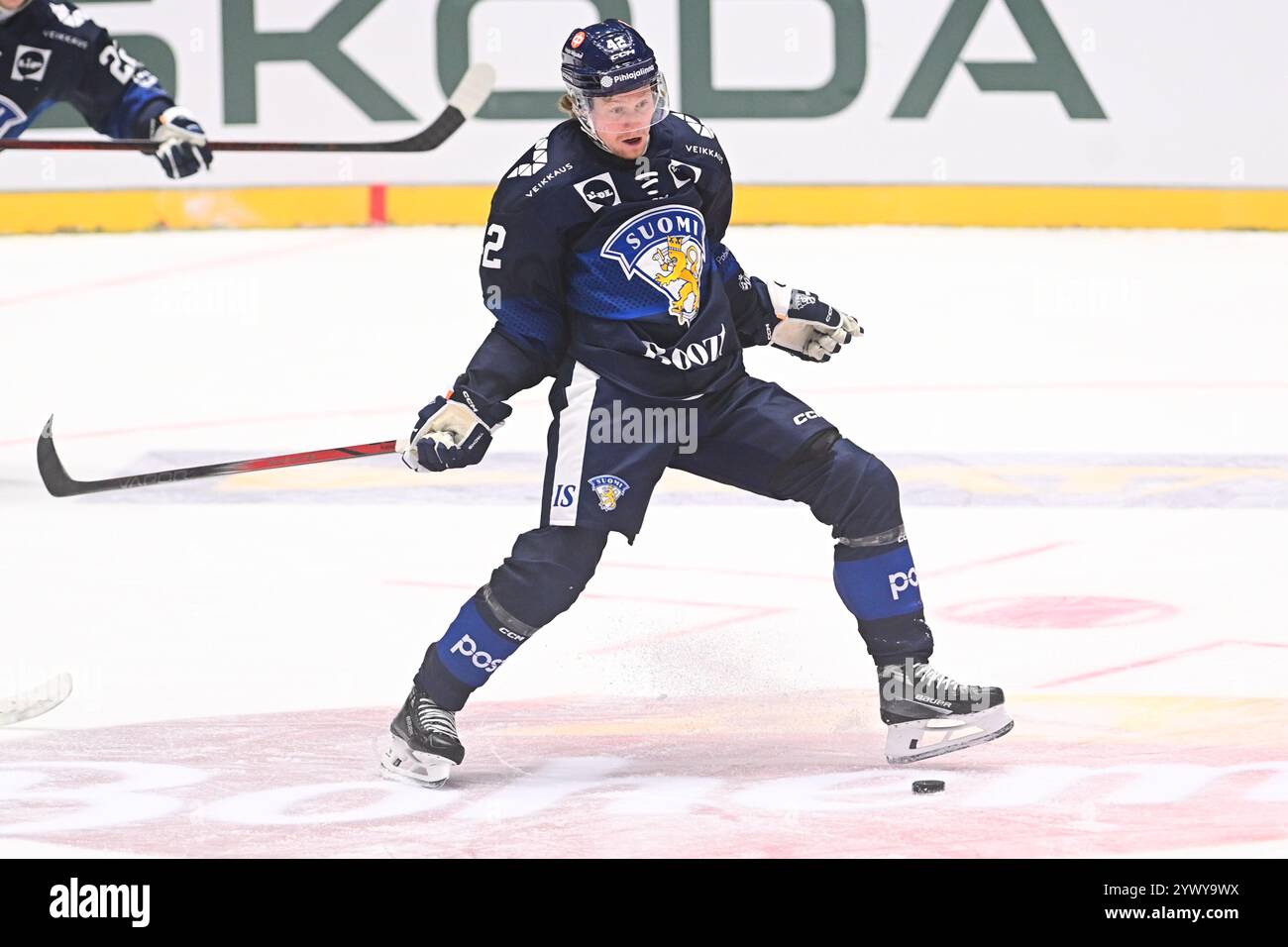 Pardubice, Tschechische Republik. Dezember 2024. Robin Salo (FIN) in Aktion während des Spiels Tschechische Republik gegen Finnland der Swiss Hockey Games, Teil der Euro Hockey Tour, in Pardubice, Tschechische Republik, 12. Dezember 2024. Quelle: Josef Vostarek/CTK Photo/Alamy Live News Stockfoto