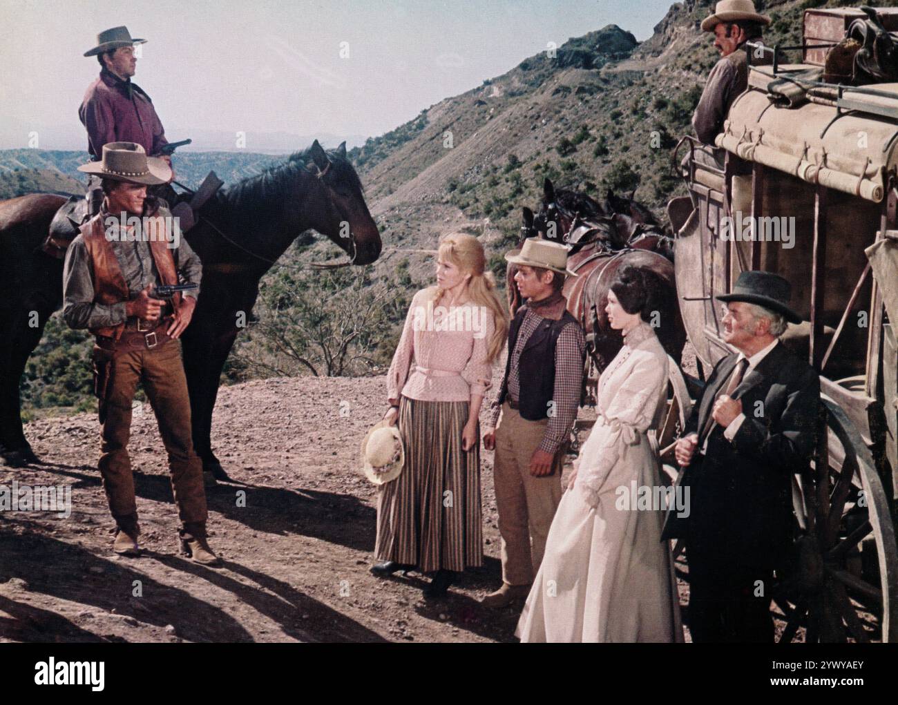 David Canary, Cameron Mitchell, Margaret Blye, Peter Lazer, Barbara Rush, Fredric March, am Set des Westernfilms Hombre, 20th Century Fox, 1967 Stockfoto