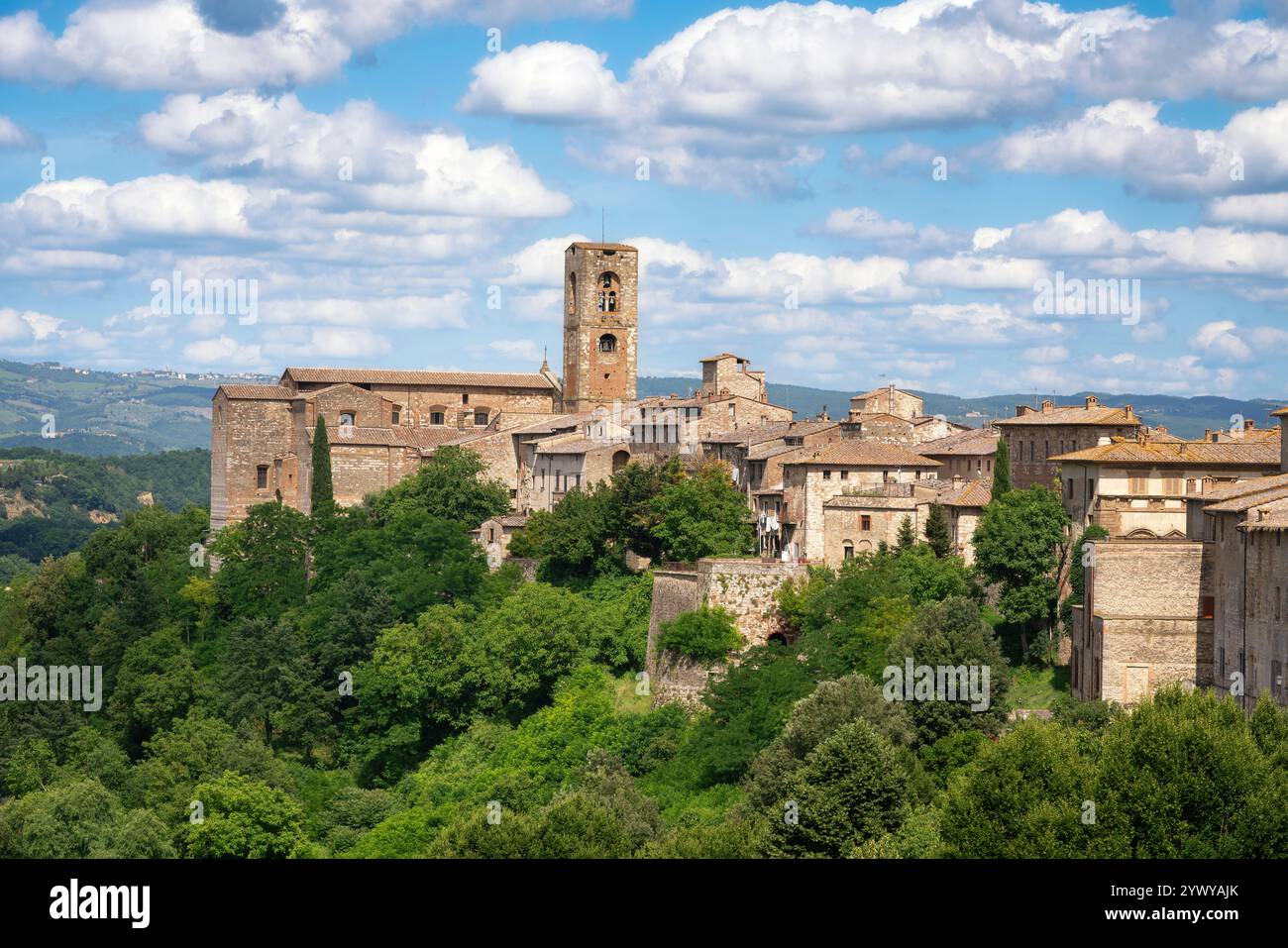 Skyline der Stadt Colle Val d'Elsa, Kirche und Panoramablick. Stadt aus Kristallglas. Provinz Siena, Toskana, Italien. Stockfoto