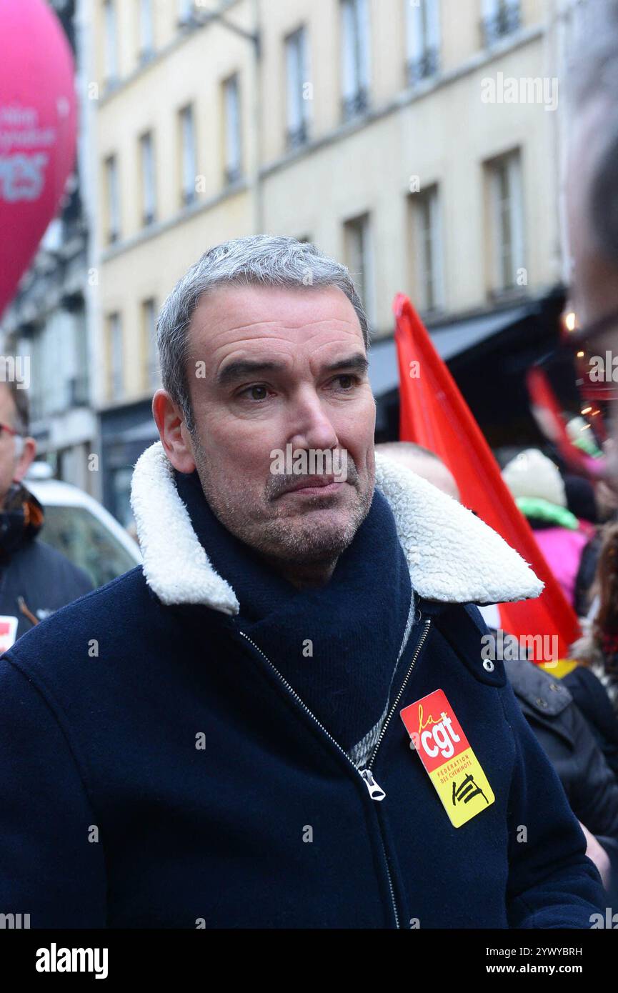 Paris, Frankreich. Dezember 2024. Thierry Nier Sekretär CGT CHEMINOTS während einer Demonstration der CGT, an der Solidaires und die Gewerkschaften der FSU in Paris, Frankreich, am 12. Dezember 2024 teilnahmen. Am 12. Dezember 2024 finden in mehreren Städten Frankreichs spärliche Kundgebungen und Demonstrationen "für Arbeitsplätze und Industrie" statt, bevor ein neuer Premierminister ernannt wurde, der von der CGT einberufen wurde, um auf den "sozialen Notstand" zu reagieren, der von einer explosionsartigen Zunahme der Entlassungspläne gekennzeichnet ist. Foto: Karim Ait Adjedjou/ABACAPRESS. COM Credit: Abaca Press/Alamy Live News Stockfoto