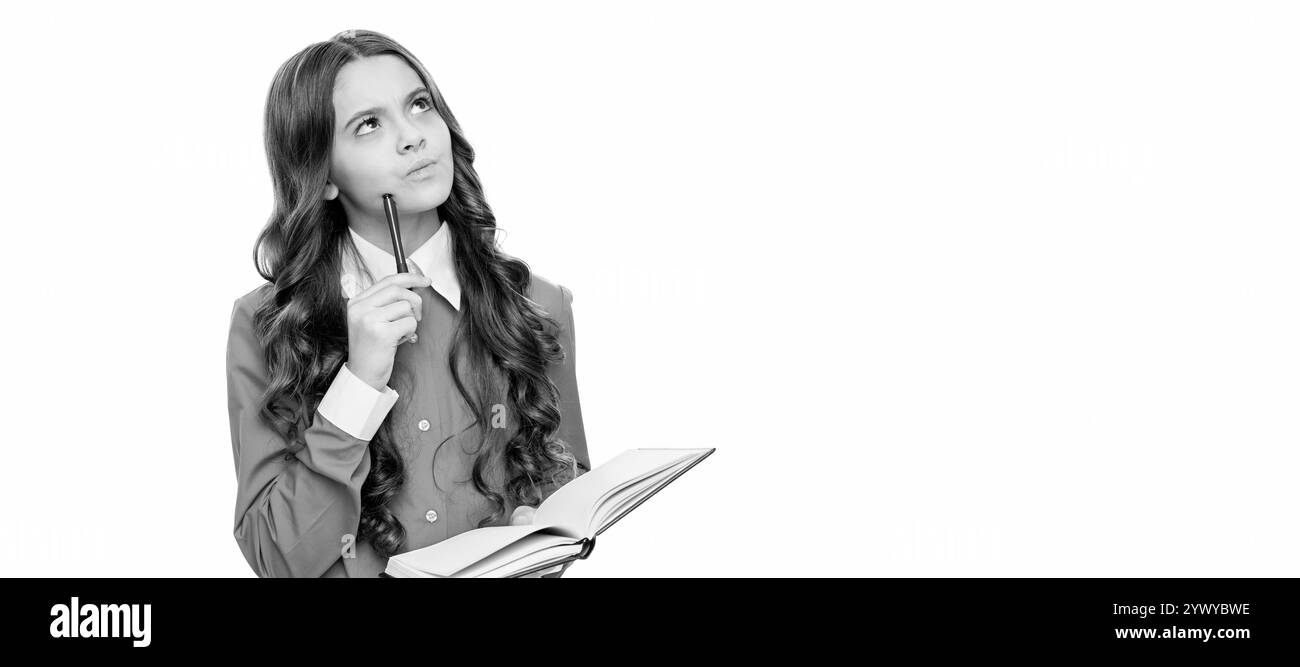 Denkendes Kind lösen mathematische Problem halten Schulbuch isoliert auf weiß. Porträt einer Schülerin, Studio-Banner-Header. Gesicht des Schulkindes Stockfoto