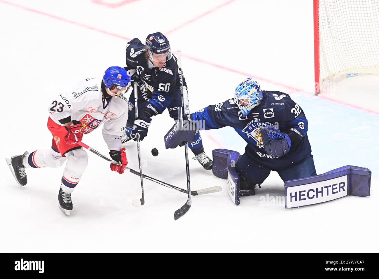 Pardubice, Tschechische Republik. Dezember 2024. L-R Lukas Sedlak (CZE) und Juuso Riikola und Torhüter Emil Larmi (beide FIN) im Spiel Tschechische Republik gegen Finnland bei den Schweizer Hockeyspielen, Teil der Euro Hockey Tour, am 12. Dezember 2024 in Pardubice, Tschechische Republik. Quelle: Josef Vostarek/CTK Photo/Alamy Live News Stockfoto