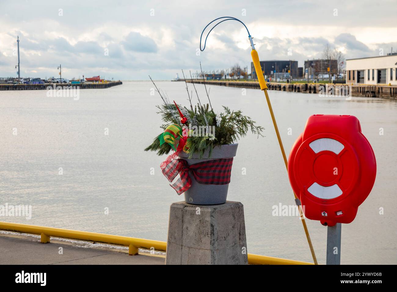 Port Stanley, Ontario, Kanada – die Weihnachtsdekoration befindet sich neben lebensrettenden Geräten im Hafen von Port Stanley. Stockfoto