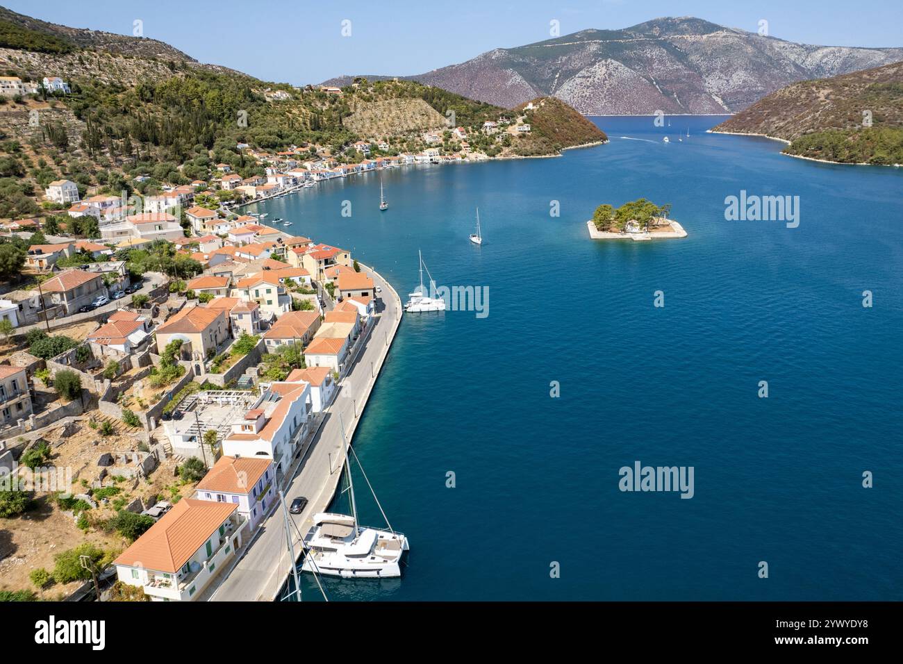 Aus der Vogelperspektive von vathy, dem Haupthafen der Insel ithaki im ionischen Meer, griechenland, im Sonnenlicht getaucht und mit Booten, die in der Bucht anlegen Stockfoto