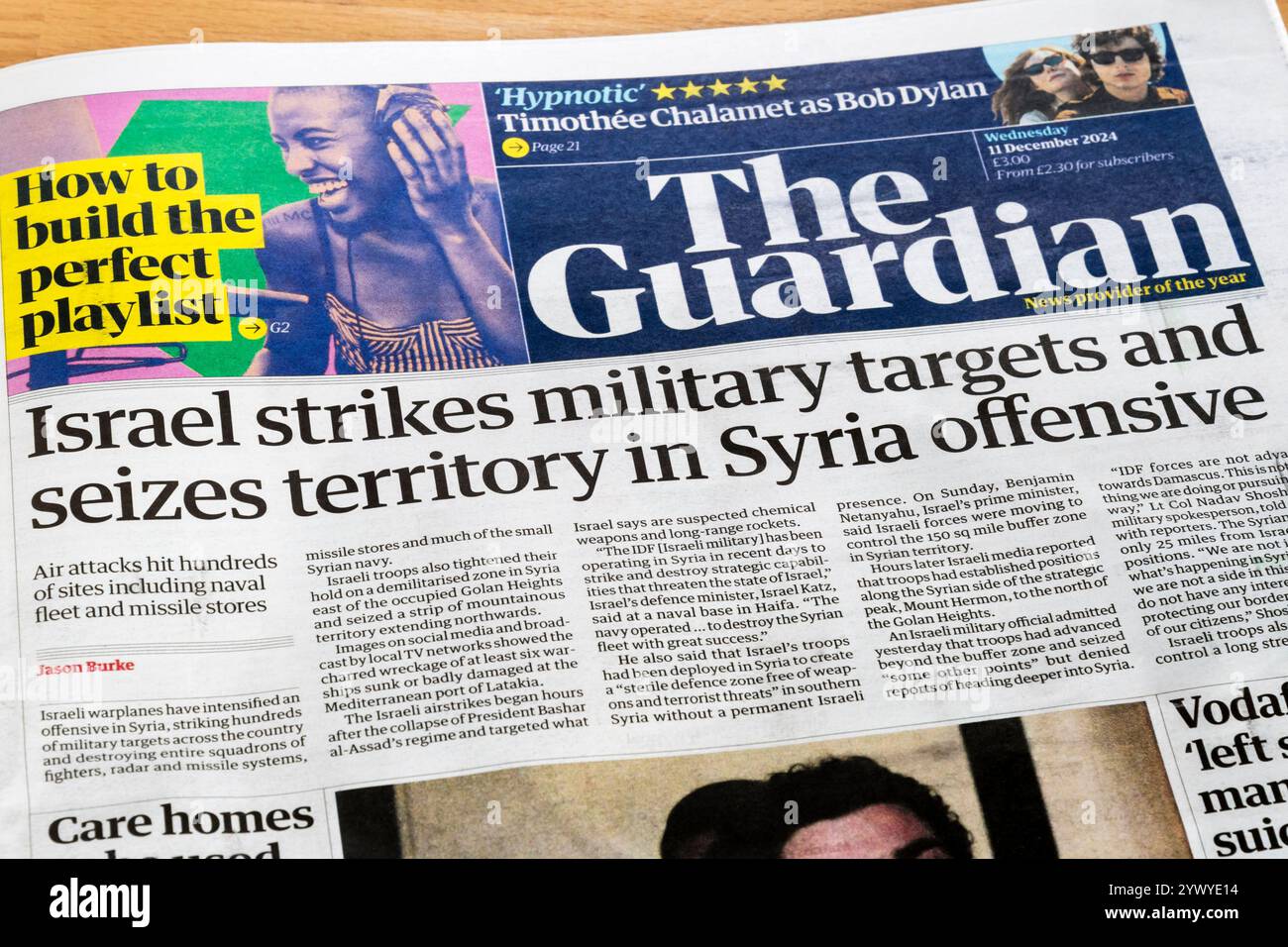 11. Dezember 2024. Die Titelzeile des Guardian lautet: Israel greift militärische Ziele an und erobert Territorium in der syrischen Offensive. Stockfoto