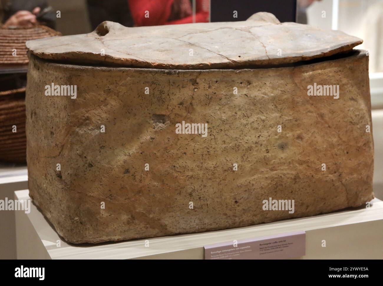Rechteckiger Sarg mit Deckel. Gebackener Ton. Protodynastisch-frühe Dynastische Periode. 1.-2. Dynastie (3300-2590). Gebelein. Ägyptisches Museum von Turin. Italien. Stockfoto