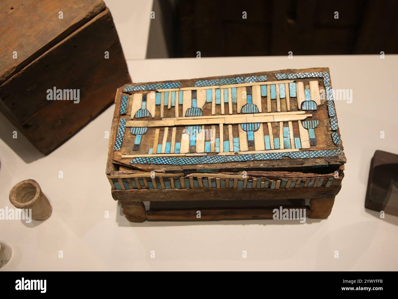 Kleine Holzschatulle mit Knochen und schwach eingelegten pflanzlichen Elementen. Altes Königreich. 5. Dynastie (2435-2305 v. Chr.). Gebelein, Mastaba von Perim. Ägypten. Stockfoto