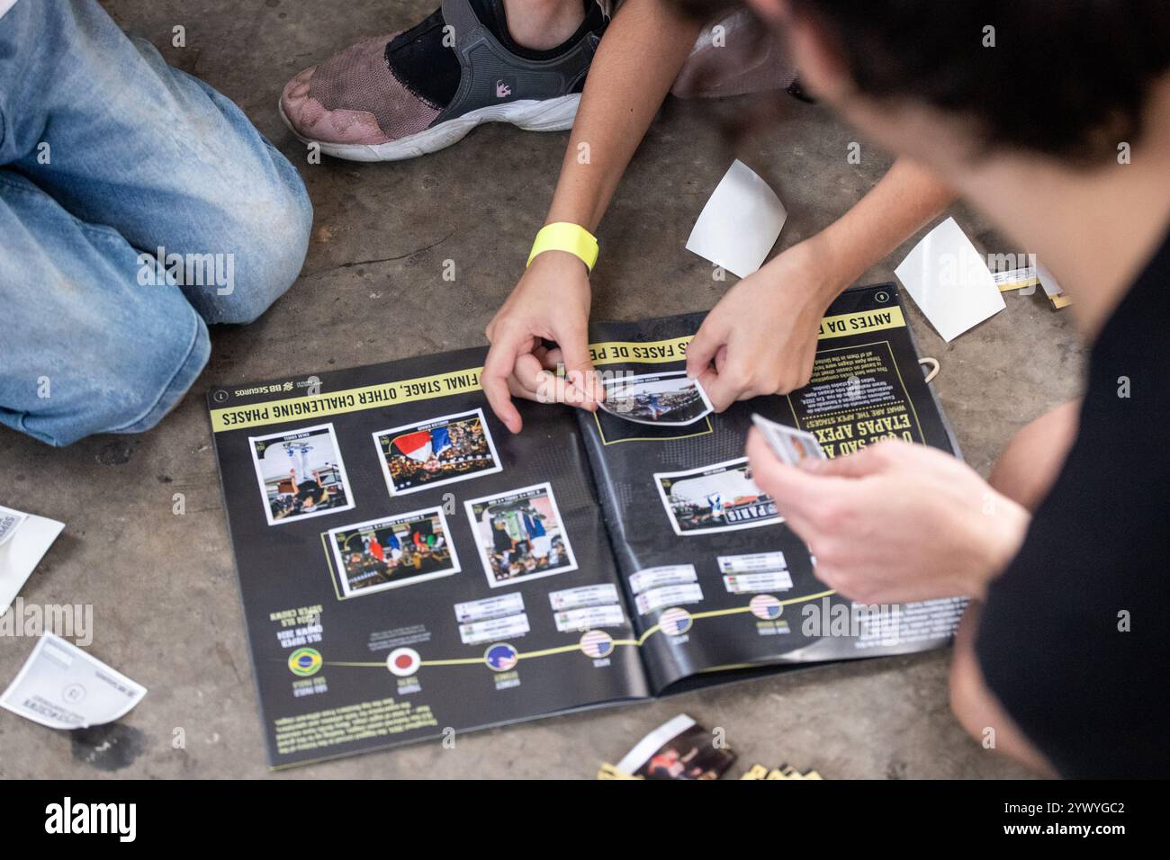 São PAULO, SP - 12.12.2024: SLS IN IHRER STADT - die SLS Super Crown, eine Skateboardmeisterschaft, die an diesem Wochenende (13. Und 14.) im Ibirapuera Gymnasium stattfindet, wird in Your City promoten, eine Veranstaltung, bei der Amateur-Skateboarder Tricks ausprobieren, im Austausch gegen Preise und Geld, die von Profis wie Rayssa Leal, Giovanni Viana und Chloe Covell verteilt werden. Die Veranstaltung findet am Nachmittag dieses Donnerstags (12) in São Paulo, SP, in Vale do Anhangabaú statt. Auf dem Foto ein SLS-Sticker-Album, das bei der Veranstaltung verteilt wurde. (Foto: Rodilei Morais/Fotoarena) Foto Arena LT Stockfoto