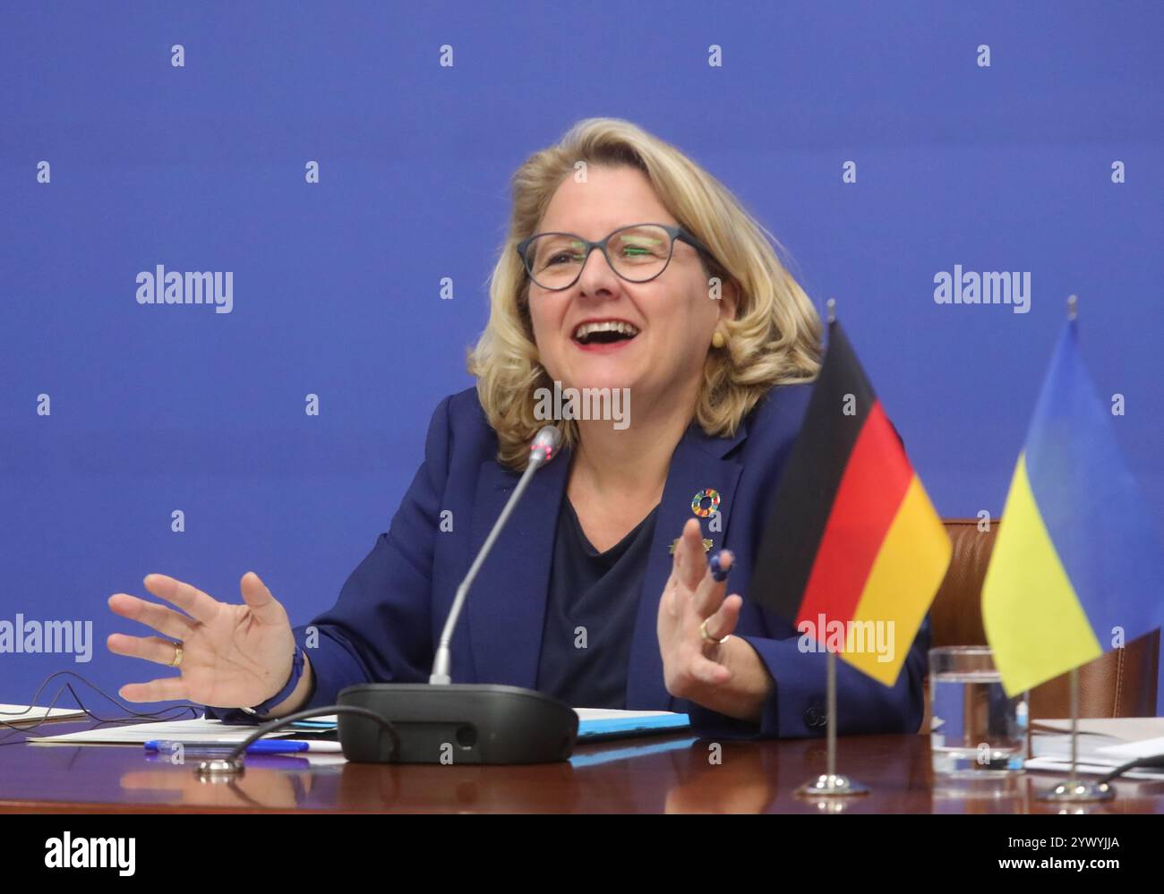 KIEW, UKRAINE - 12. DEZEMBER 2024 - Bundesministerin für wirtschaftliche Zusammenarbeit und Entwicklung der Bundesrepublik Deutschland Svenja Schulze nimmt an einer gemeinsamen Pressekonferenz mit dem Ersten stellvertretenden Premierminister der Ukraine, der Wirtschaftsministerin der Ukraine, Julija Svyrydenko, in Kiew, der Hauptstadt der Ukraine, Teil. Stockfoto