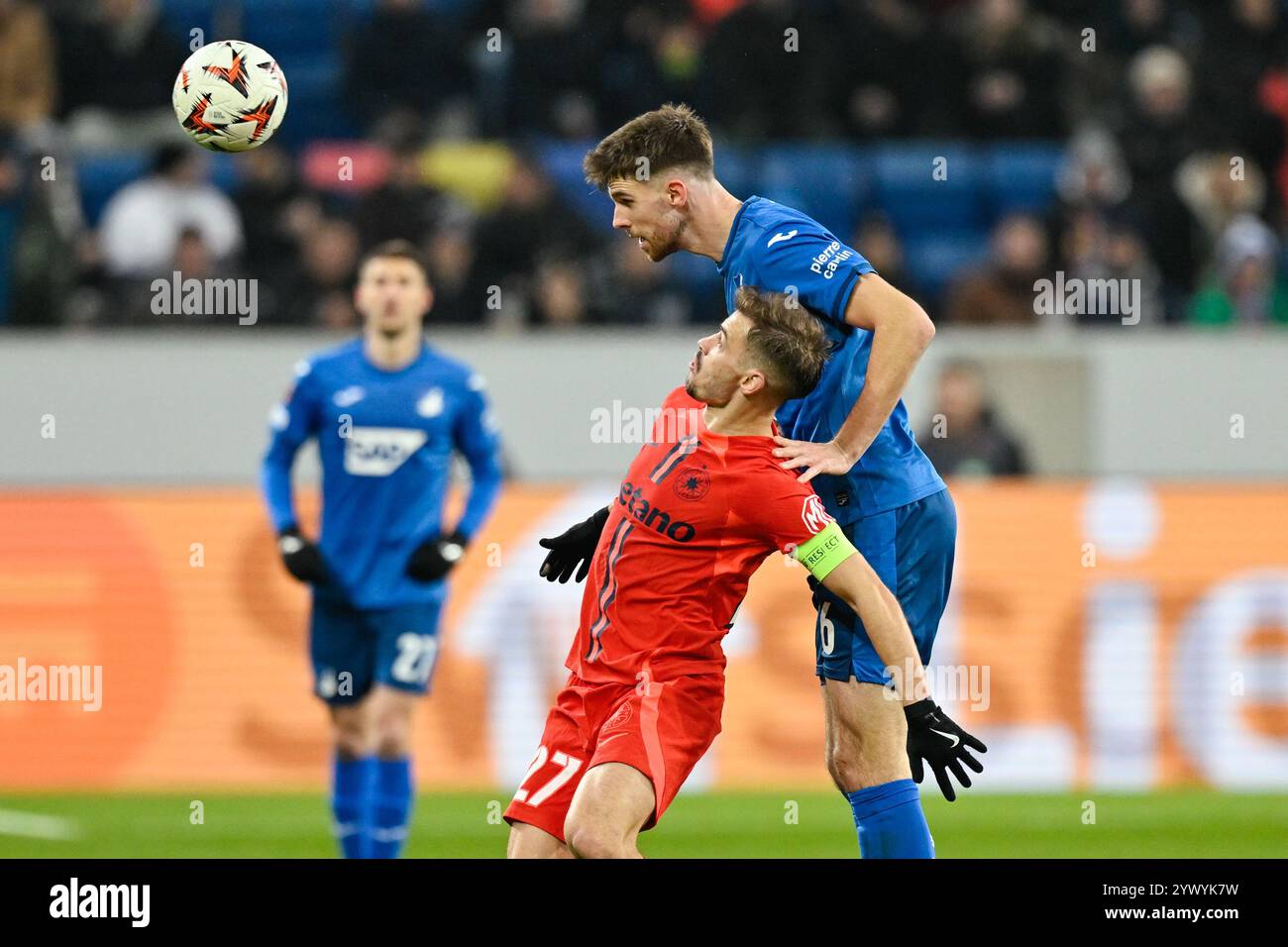 Sinsheim, Deutschland. Dezember 2024. Fußball: Europa League, TSG 1899 Hoffenheim - FCSB Bukarest, Vorrunde, Spieltag 6, PreZero Arena. Bukarests Darius Olaru (Mitte) und Hoffenheims Anton Stach (rechts) kämpfen um den Ball. Quelle: Uwe Anspach/dpa/Alamy Live News Stockfoto