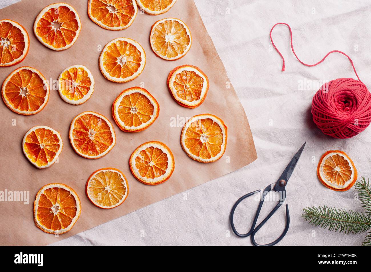 Köstliche getrocknete Orange auf Backblech und weißes Leinen Weihnachtsdekoration diy Rezept Kopierraum flach Lay Draufsicht Urlaub Inspiration Stockfoto