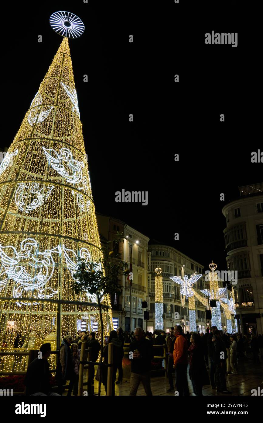 Málaga, Spanien - 9. Dezember 2024: Weihnachtsbaum, weihnachtsdekoration an der Plaza de la Constitucion und der Calle Larios, Stadtzentrum von Málaga. Stockfoto
