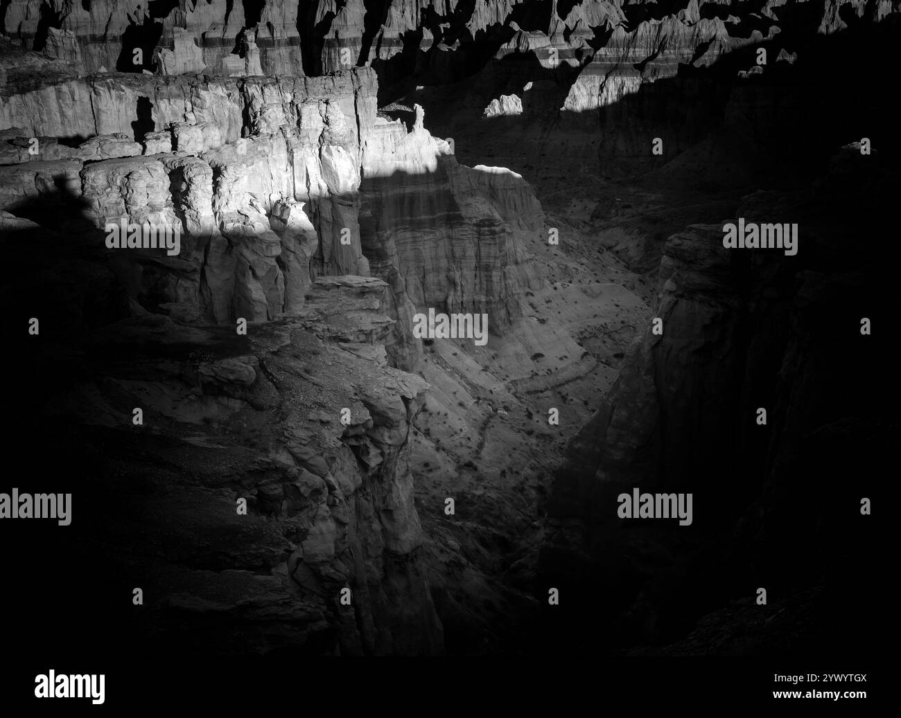 Der Coal Mine Canyon ist gesäumt von rötlichen Sandsteinen und Siltsteinen aus mesozoischer Zeit. Der Canyon liegt in einer abgelegenen, bemalten Wüste in AZ. Stockfoto