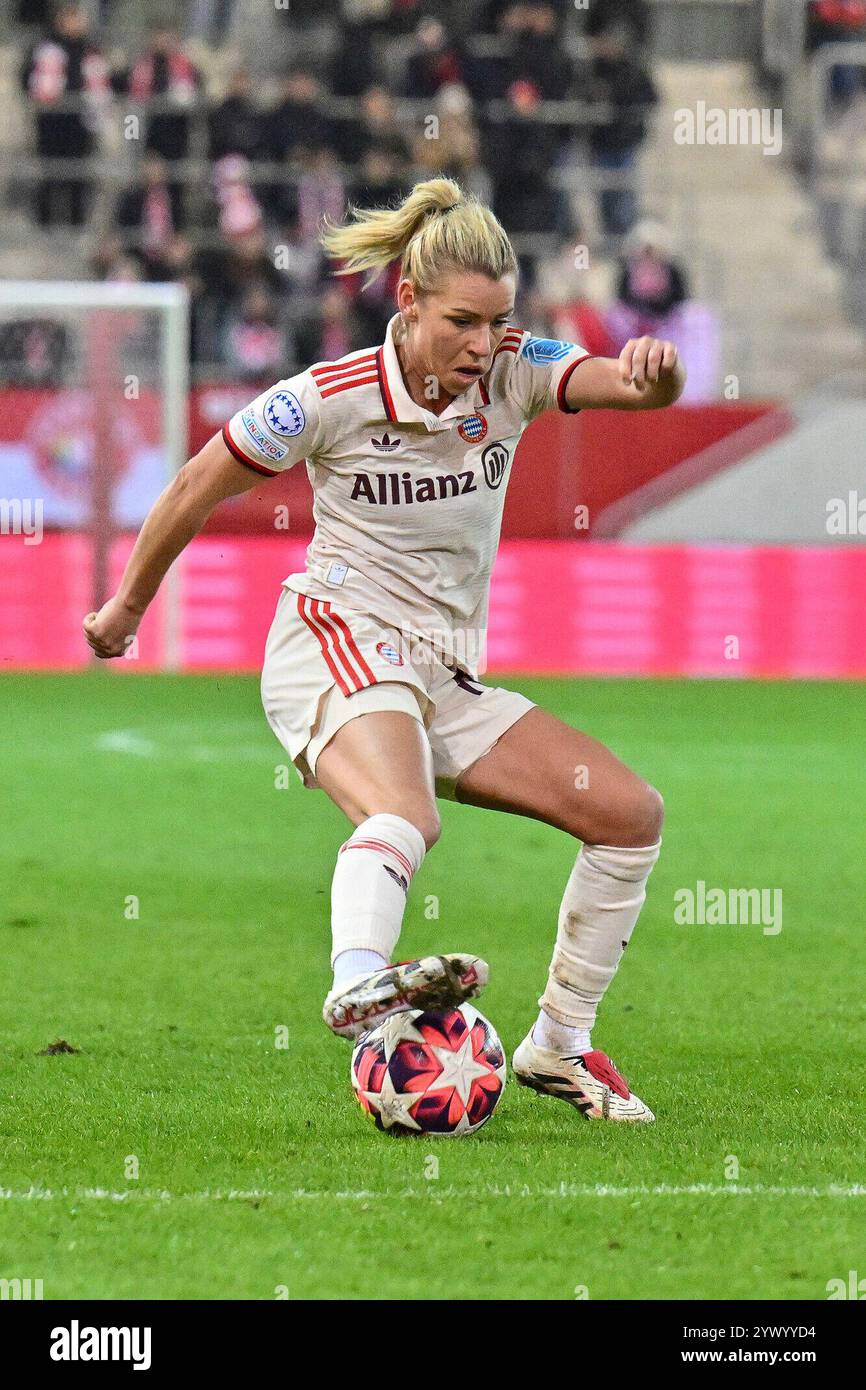 Am Ball Linda DALLMANN (FCB #10)/Freisteller/Einzelfoto/Frauen Champions League: FC Bayern Frauen - Juventus FC, FC Bayern Campus am 12.12.2024 Credit: dpa Picture Alliance/Alamy Live News Stockfoto