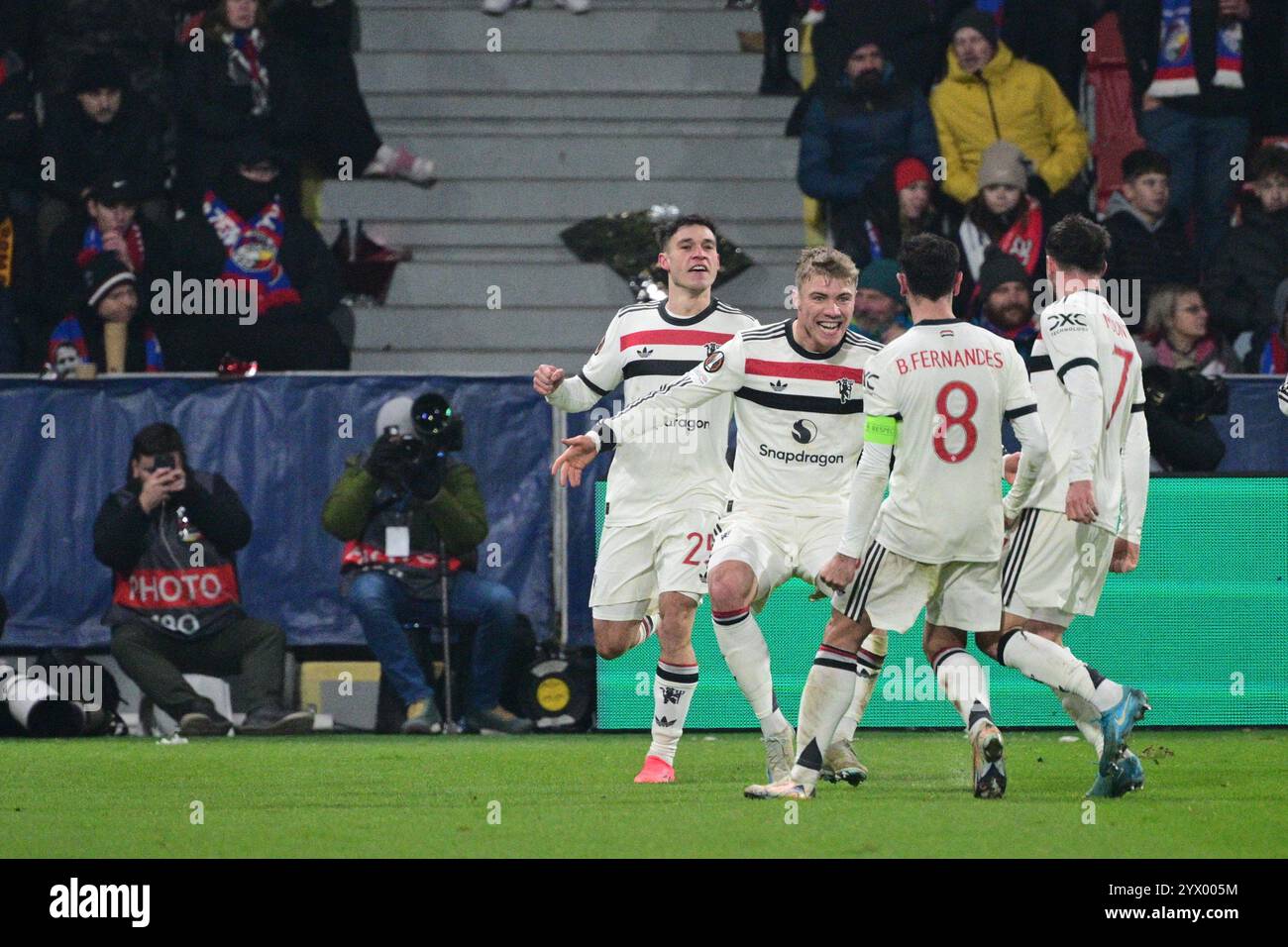 Pilsen, Tschechische Republik. Dezember 2024. Rasmus Hojlund aus Manchester, der zweite links ist, feiert mit seinen Teamkollegen ein Tor beim Spiel Viktoria Plzen gegen Manchester United in Pilsen, Tschechien, am 12. Dezember 2024. Quelle: Michal Kamaryt/CTK Photo/Alamy Live News Stockfoto