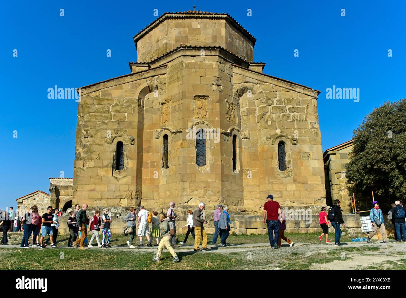 Übertourismus, Besuchermassen in der Jvari Cross Kirche, Jvari Kloster, UNESCO-Weltkulturerbe in der Nähe von Mzcheta, Georgien Stockfoto