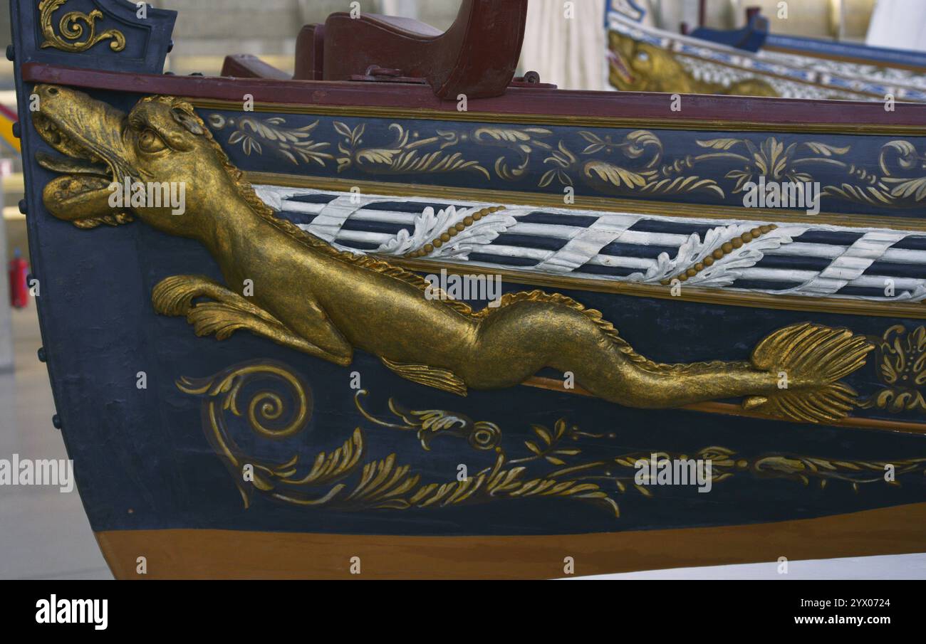 Der Goldene Lastkahn. Erbaut 1790 im Auftrag von Königin Maria I. von Portugal (1734–1816), für den Gebrauch von Prinzessin Carlota Joaquina (1775–1830), Ehefrau von Prinz Johannes (Joao), dem späteren König Johannes VI. (Joao VI.). Detail der Dekoration neben dem Bug. Maritime Museum. Lissabon, Portugal. Stockfoto