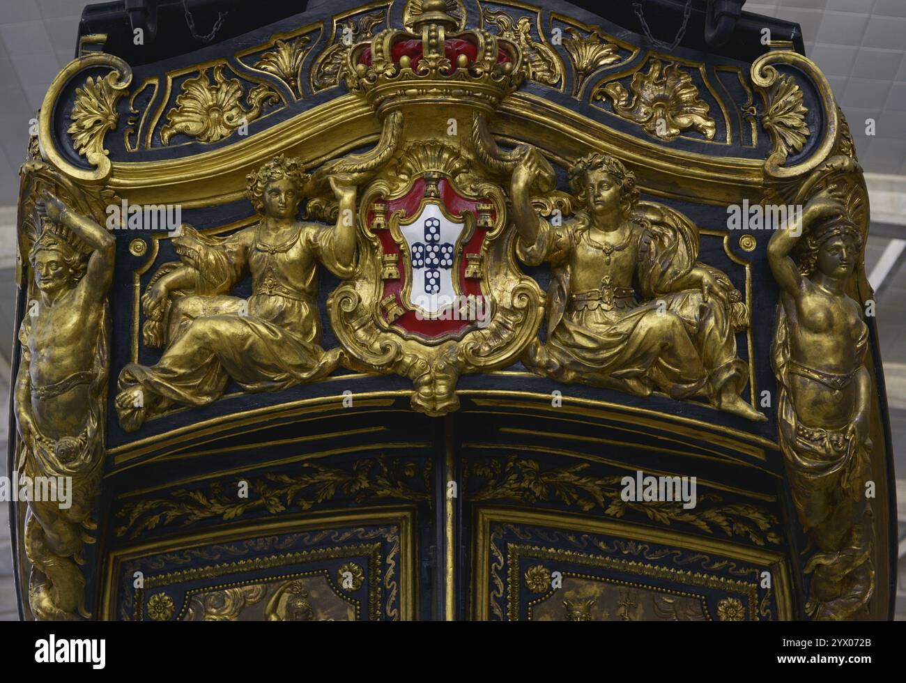 Royal Brigantine. Erbaut 1778 im Auftrag von Königin Maria I. von Portugal (1734–1816) von der Royal Naval Shipyard (Real Arsenal da Marinha) in Lissabon für die Verlobung von Prinz Johannes (Joao), dem späteren König Johannes VI. (Joao VI.). Danach ging es in den Dienst des königlichen Haushalts über. Der Bau und die Konstruktion war das Werk von Torquato José Clavina, dem Zimmermann des Schiffes im Marinearsenal. Das vergoldete Holz wurde vom Künstler Manuel Vieira gefertigt. Der letzte Gottesdienst war die Überführung von Königin Elisabeth II. Über den Tejo anlässlich ihres offiziellen Besuchs Stockfoto