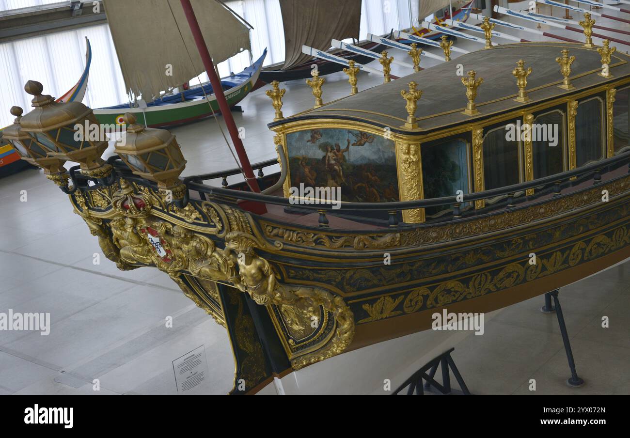 Royal Brigantine. Erbaut 1778 im Auftrag von Königin Maria I. von Portugal (1734–1816) von der Royal Naval Shipyard (Real Arsenal da Marinha) in Lissabon für die Verlobung von Prinz Johannes (Joao), dem späteren König Johannes VI. (Joao VI.). Danach ging es in den Dienst des königlichen Haushalts über. Der Bau und die Konstruktion war das Werk von Torquato José Clavina, dem Zimmermann des Schiffes im Marinearsenal. Das vergoldete Holz wurde vom Künstler Manuel Vieira gefertigt. Der letzte Gottesdienst war die Überführung von Königin Elisabeth II. Über den Tejo anlässlich ihres offiziellen Besuchs Stockfoto
