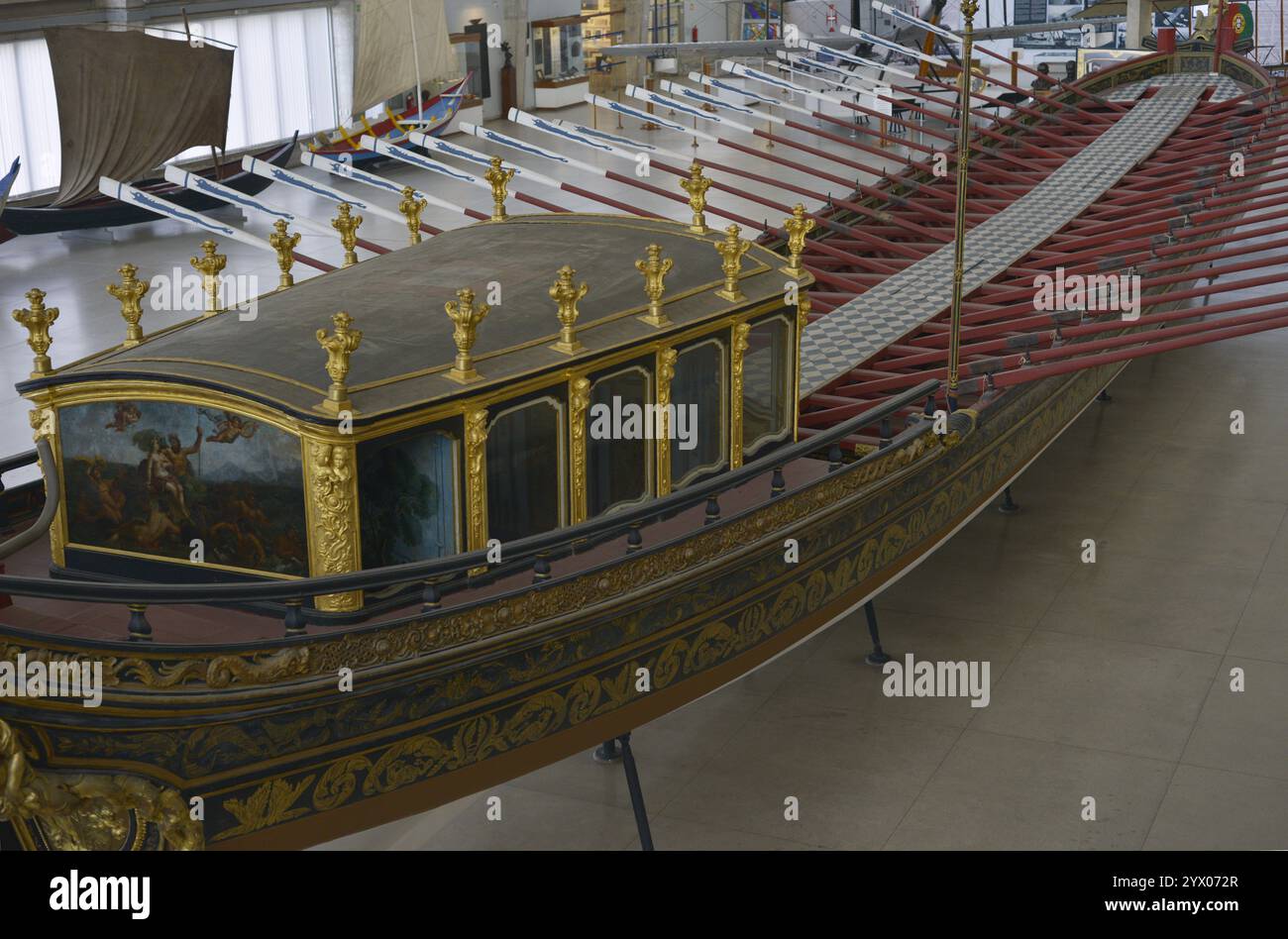 Royal Brigantine. Erbaut 1778 im Auftrag von Königin Maria I. von Portugal (1734–1816) von der Royal Naval Shipyard (Real Arsenal da Marinha) in Lissabon für die Verlobung von Prinz Johannes (Joao), dem späteren König Johannes VI. (Joao VI.). Danach ging es in den Dienst des königlichen Haushalts über. Der Bau und die Konstruktion war das Werk von Torquato José Clavina, dem Zimmermann des Schiffes im Marinearsenal. Das vergoldete Holz wurde vom Künstler Manuel Vieira gefertigt. Der letzte Gottesdienst war die Überführung von Königin Elisabeth II. Über den Tejo anlässlich ihres offiziellen Besuchs Stockfoto