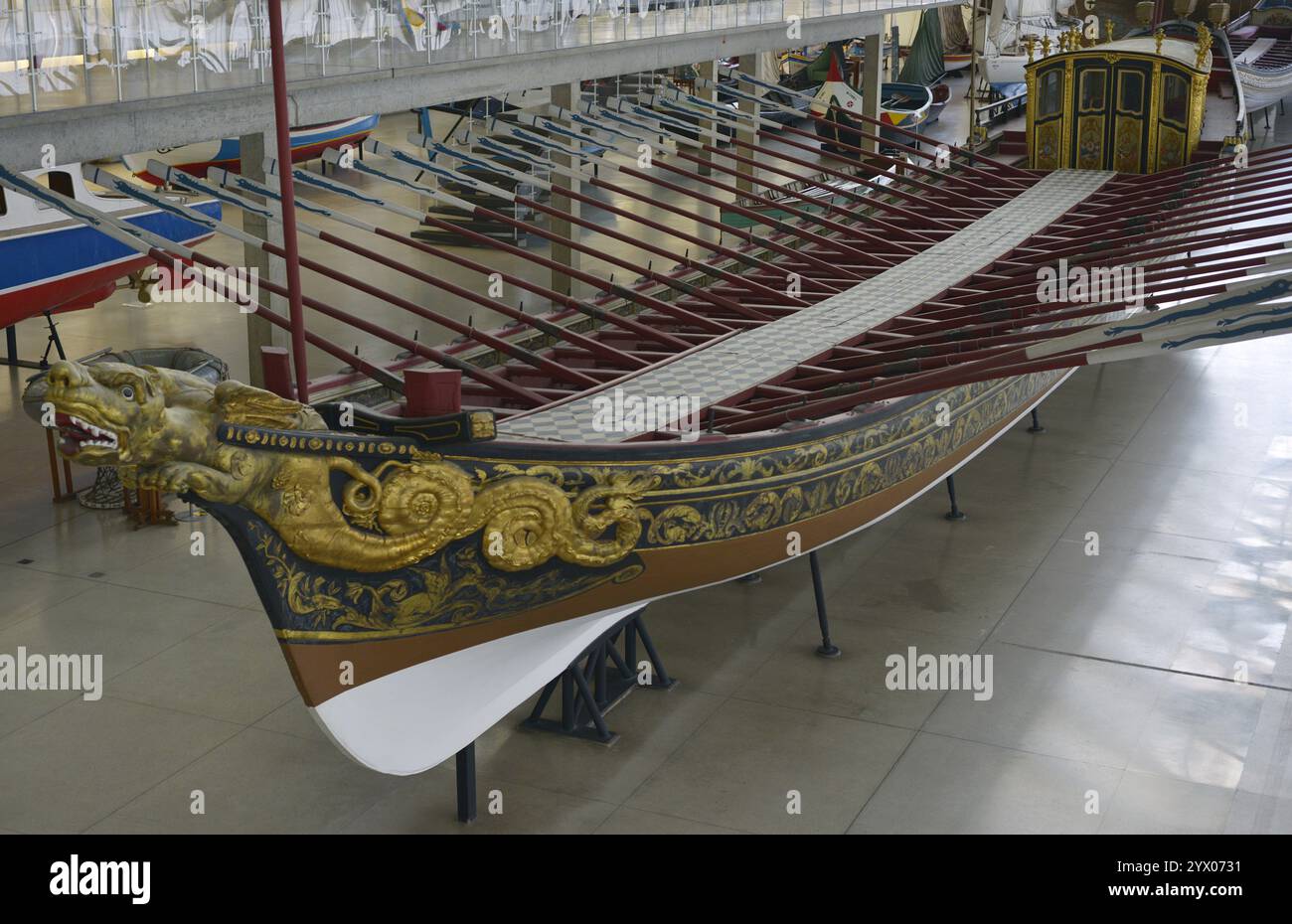 Royal Brigantine. Erbaut 1778 im Auftrag von Königin Maria I. von Portugal (1734–1816) von der Royal Naval Shipyard (Real Arsenal da Marinha) in Lissabon für die Verlobung von Prinz Johannes (Joao), dem späteren König Johannes VI. (Joao VI.). Danach ging es in den Dienst des königlichen Haushalts über. Der Bau und die Konstruktion war das Werk von Torquato José Clavina, dem Zimmermann des Schiffes im Marinearsenal. Das vergoldete Holz wurde vom Künstler Manuel Vieira gefertigt. Der letzte Gottesdienst war die Überführung von Königin Elisabeth II. Über den Tejo anlässlich ihres offiziellen Besuchs Stockfoto