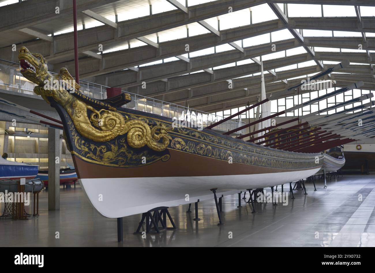 Royal Brigantine. Erbaut 1778 im Auftrag von Königin Maria I. von Portugal (1734–1816) von der Royal Naval Shipyard (Real Arsenal da Marinha) in Lissabon für die Verlobung von Prinz Johannes (Joao), dem späteren König Johannes VI. (Joao VI.). Danach ging es in den Dienst des königlichen Haushalts über. Der Bau und die Konstruktion war das Werk von Torquato José Clavina, dem Zimmermann des Schiffes im Marinearsenal. Das vergoldete Holz wurde vom Künstler Manuel Vieira gefertigt. Der letzte Gottesdienst war die Überführung von Königin Elisabeth II. Über den Tejo anlässlich ihres offiziellen Besuchs Stockfoto