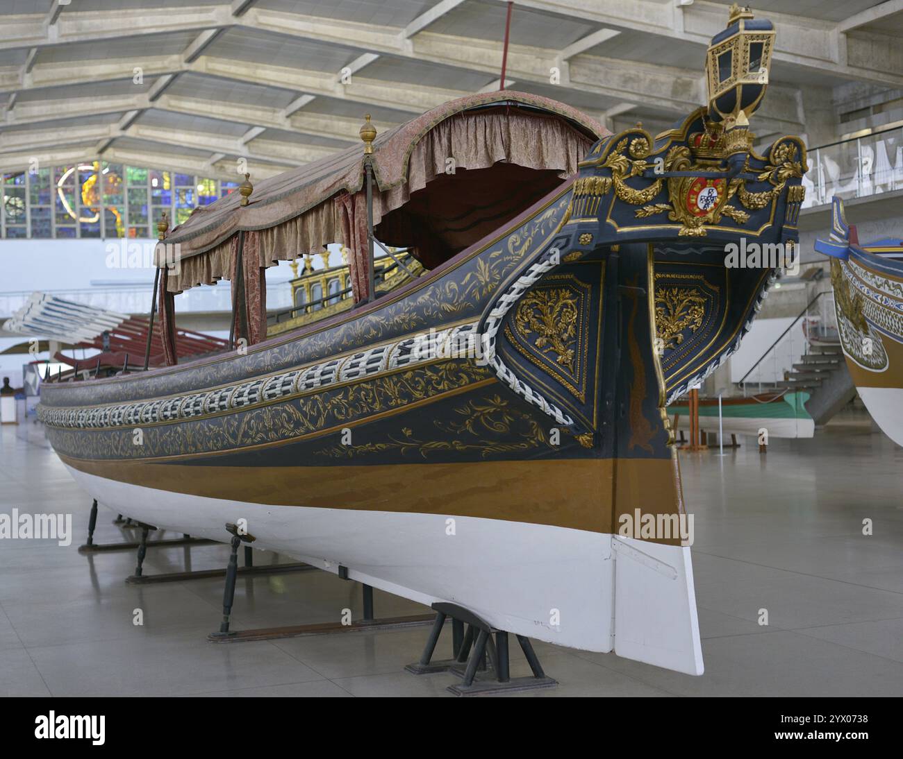 Der Goldene Lastkahn. Erbaut 1790 im Auftrag von Königin Maria I. von Portugal (1734–1816), für den Gebrauch von Prinzessin Carlota Joaquina (1775–1830), Ehefrau von Prinz Johannes (Joao), dem späteren König Johannes VI. (Joao VI.). Allgemeine Ansicht vom Heck. Maritime Museum. Lissabon, Portugal. Stockfoto