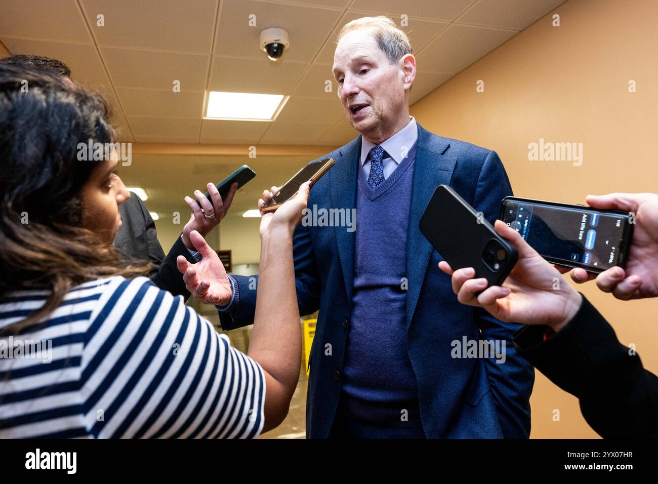 Washington, Usa. Dezember 2024. US-Senator Ron Wyden (D-OR) spricht mit Reportern in der Nähe der Senat-U-Bahn im US-Kapitol. Quelle: SOPA Images Limited/Alamy Live News Stockfoto