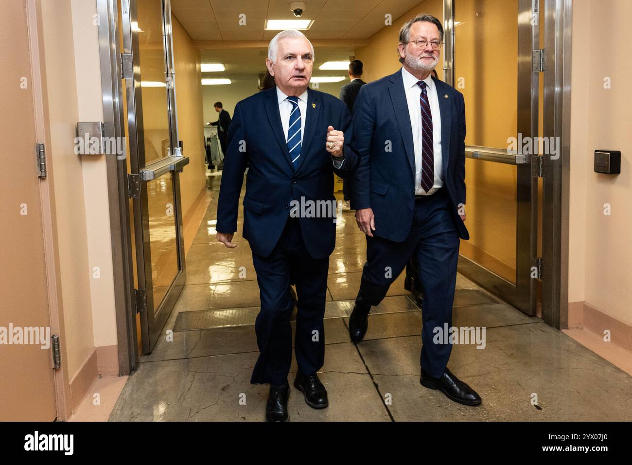 Washington, Usa. Dezember 2024. US-Senator Jack Reed (D-RI) spricht mit US-Senator Gary Peters (D-MI) in der Nähe der U-Bahn im US-Kapitol. Quelle: SOPA Images Limited/Alamy Live News Stockfoto