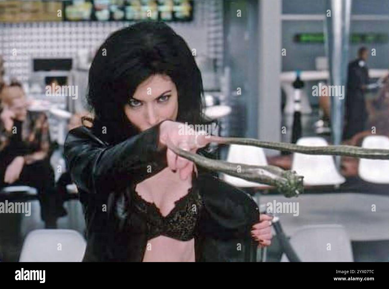 MÄNNER IN BLACK II – 2002 Sony Pictures, die einen Film mit Lara Flynn Boyle als Alien veröffentlichen Stockfoto