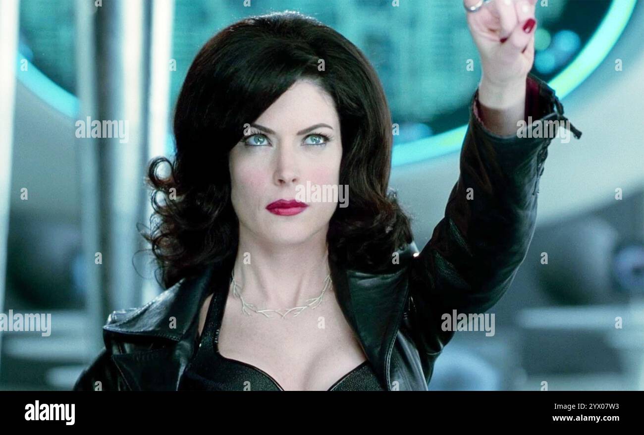MÄNNER IN BLACK II – 2002 Sony Pictures, die einen Film mit Lara Flynn Boyle als Alien veröffentlichen Stockfoto