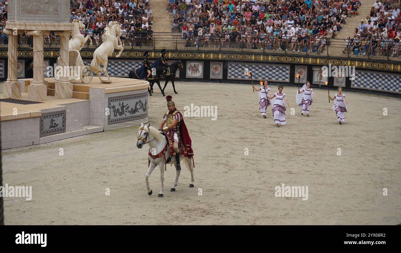 Spektakel des antiken Roms: Centurion und tanzende Frauen im Kolosseum Stockfoto