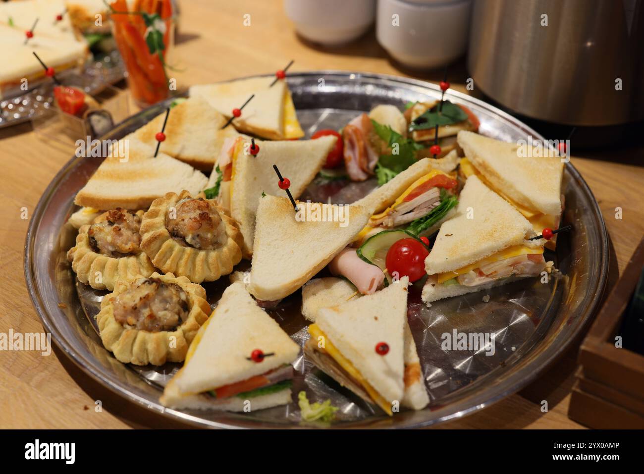 Ein Arrangement köstlicher Sandwiches und herzhafter Tartlets, perfekt für jeden Anlass Stockfoto