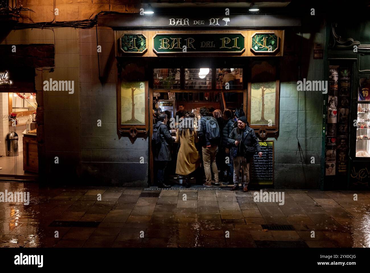 12. Dezember 2024, Barcelona, Spanien: An diesem regnerischen Nachmittag drängen sich die Menschen in einer Bar im gotischen Viertel von Barcelona. Quelle: Jordi Boixareu/Alamy Life News Stockfoto