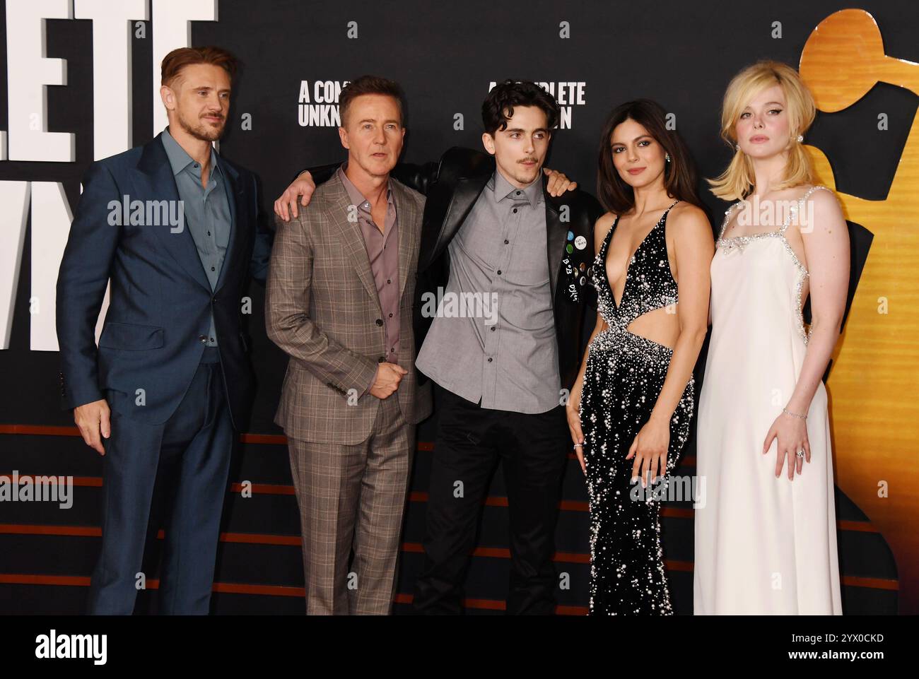 HOLLYWOOD, KALIFORNIEN - 10. DEZEMBER: (L-R) Boyd Holbrook, Edward Norton, Timothée Chalamet, Monica Barbaro und Elle Fanning nehmen am 10. Dezember 2024 an der Los Angeles Premiere von Searchlight Pictures 'A Complete Unknown' im Dolby Theatre in Hollywood, Kalifornien, Teil. Quelle: Jeffrey Mayer / MediaPunch Stockfoto