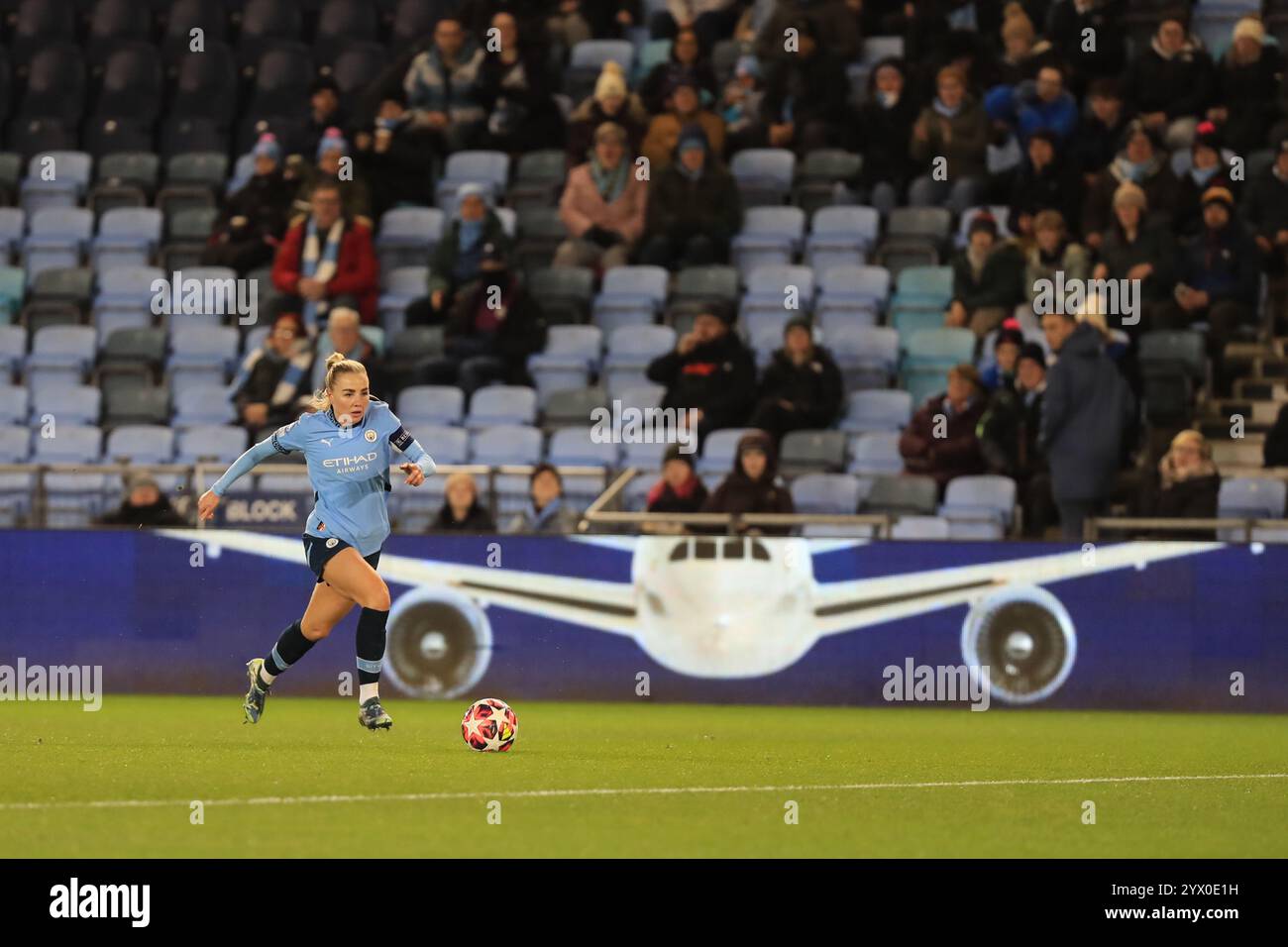 Manchester, Großbritannien. Dezember 2024. Manchester, Großbritannien, 12. Dezember 2024: Alex Greenwood (5 Manchester City) treibt den Ball beim UEFA Women's European Champions League Spiel Manchester City gegen St Polten im Manchester City Academy Stadium vor Tom Seiss/SPP (Tom Seiss/SPP) Credit: SPP Sport Press Photo. /Alamy Live News Stockfoto