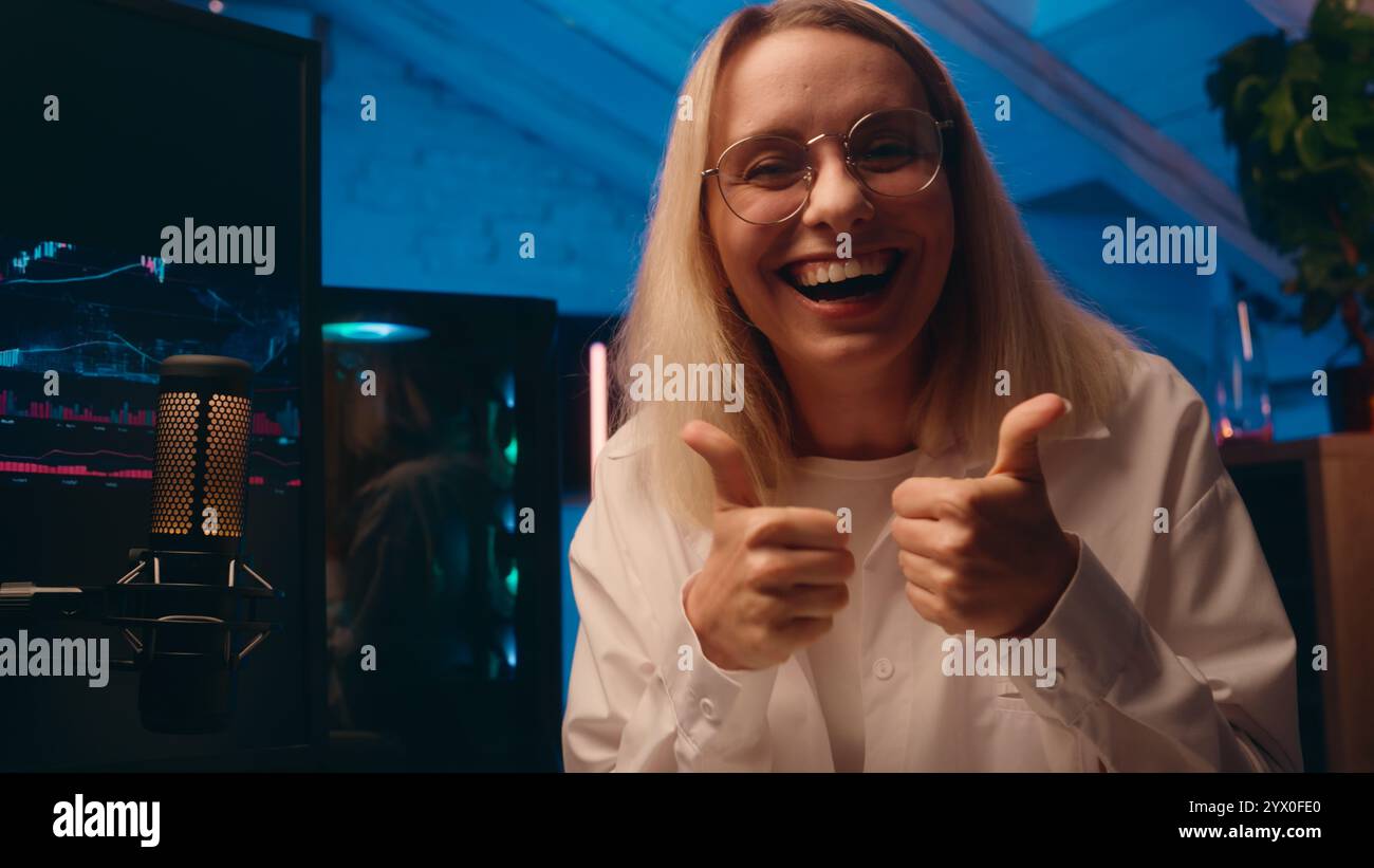 Glückliche Geschäftsfrau weibliches Mädchen Geschäftsentwickler Programmierer Hacker Online Nachtarbeit Kryptowährung Bitcoin Handel Börsencomputer Bildschirm Stockfoto