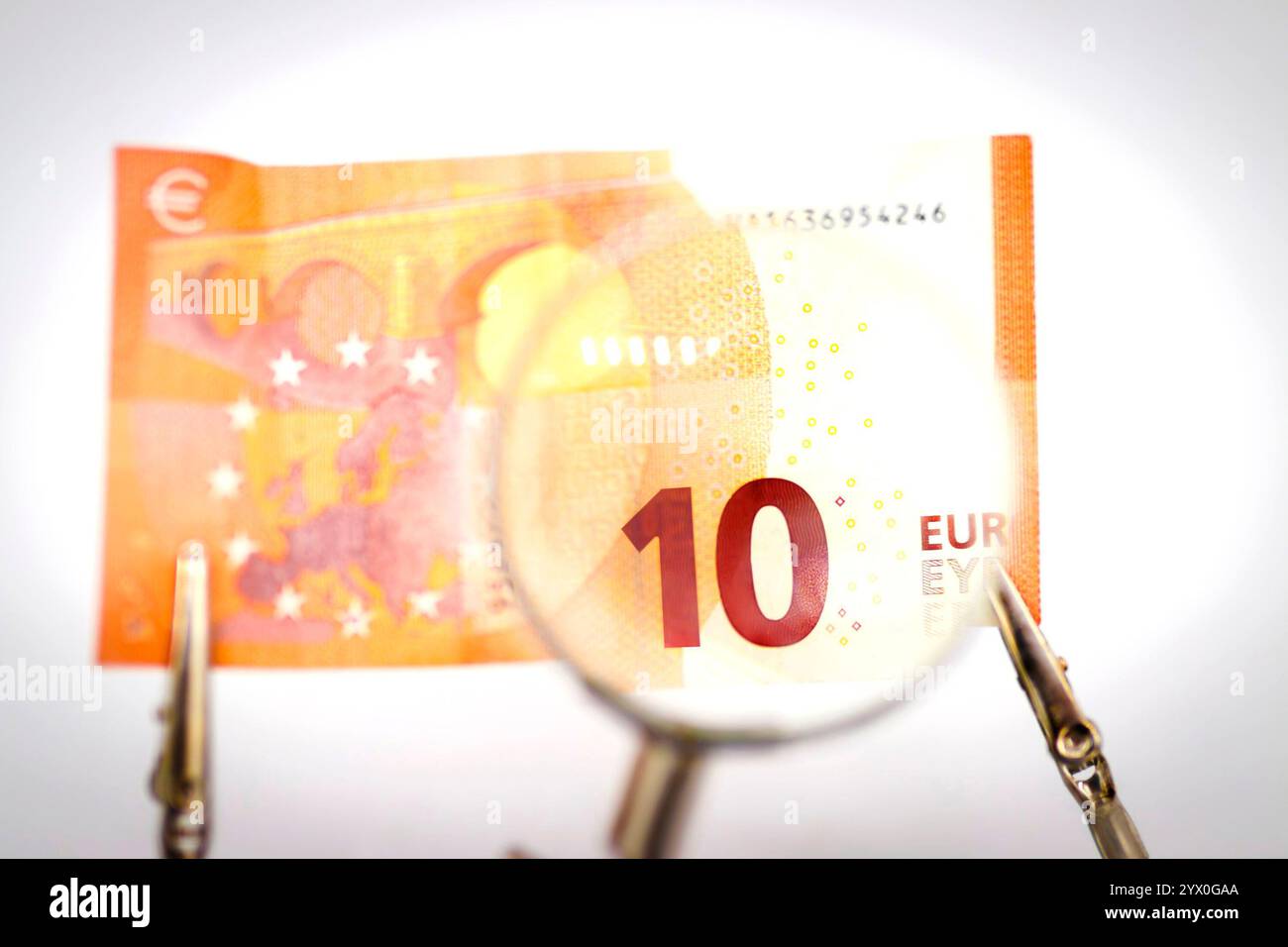 Nahaufnahme einer 10-Euro-Banknote unter einem Lupenkonzept: Finanzielle Sicherheit, Reisen, Inflation, Währungsschwankungen, Reisen Stockfoto