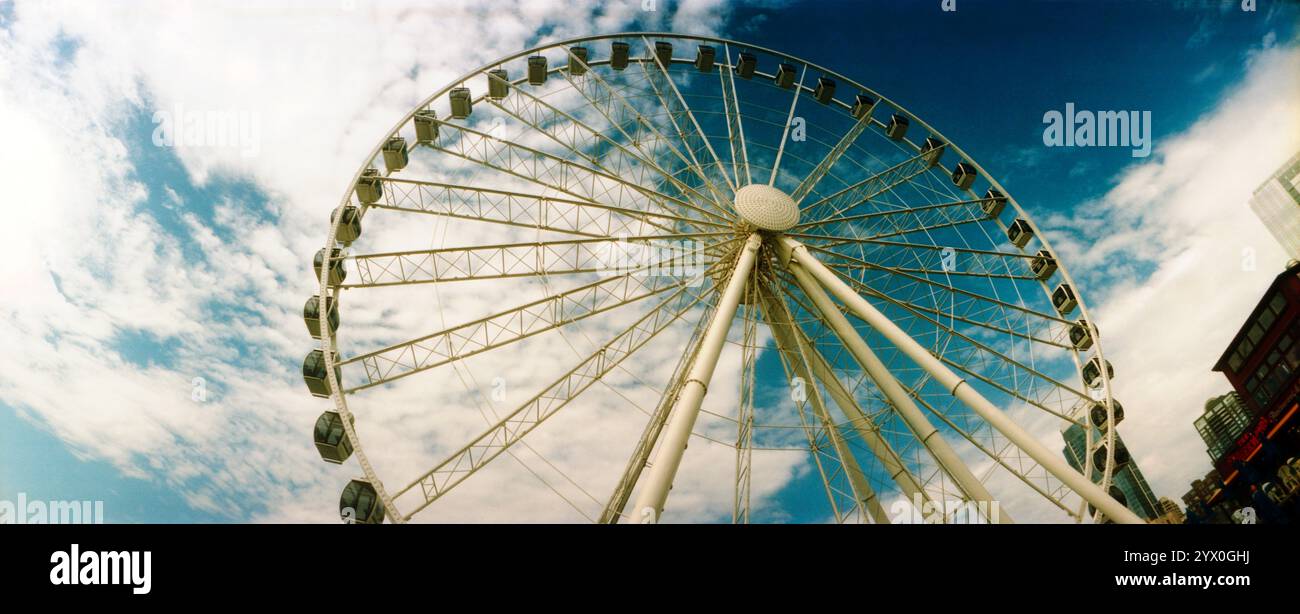 Panoramabild eines Riesenrads an der Uferpromenade des Puget Sound, Seattle, Washington Stockfoto
