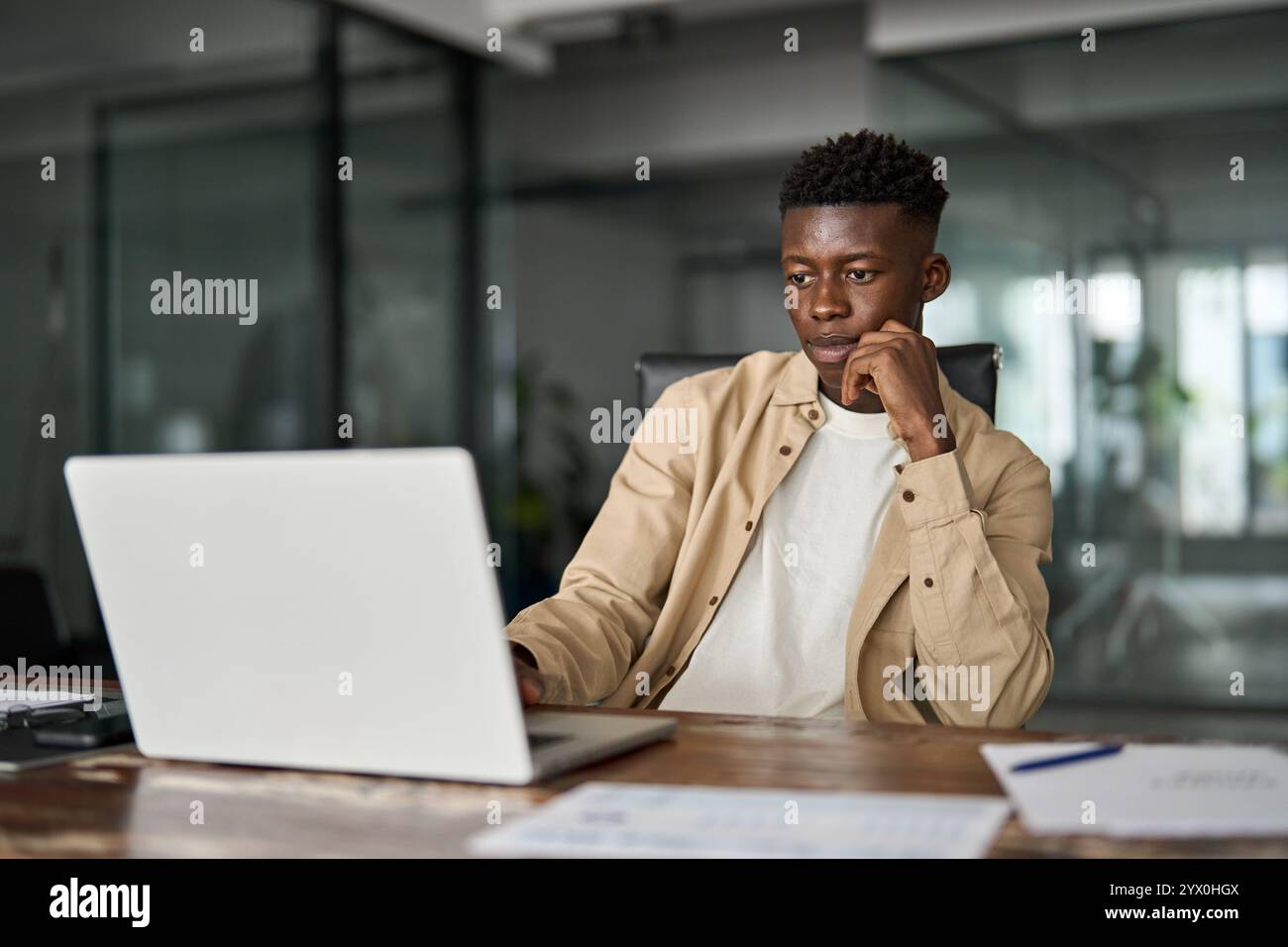 Beschäftigter afrikanischer schwarzer Geschäftsmann oder Student, der Laptop benutzt. Stockfoto