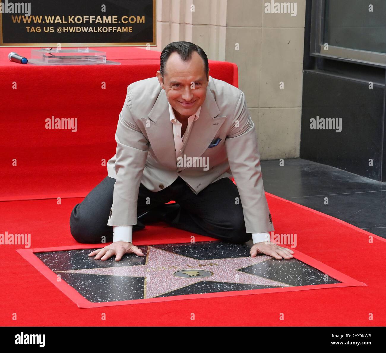 Los Angeles, Usa. Dezember 2024. Der Schauspieler Jude Law feiert den Moment während einer Enthüllungszeremonie zu Ehren des 2. 798. Stars auf dem Hollywood Walk of Fame in Los Angeles am Donnerstag, den 12. Dezember 2024. Foto: Jim Ruymen/UPI Credit: UPI/Alamy Live News Stockfoto