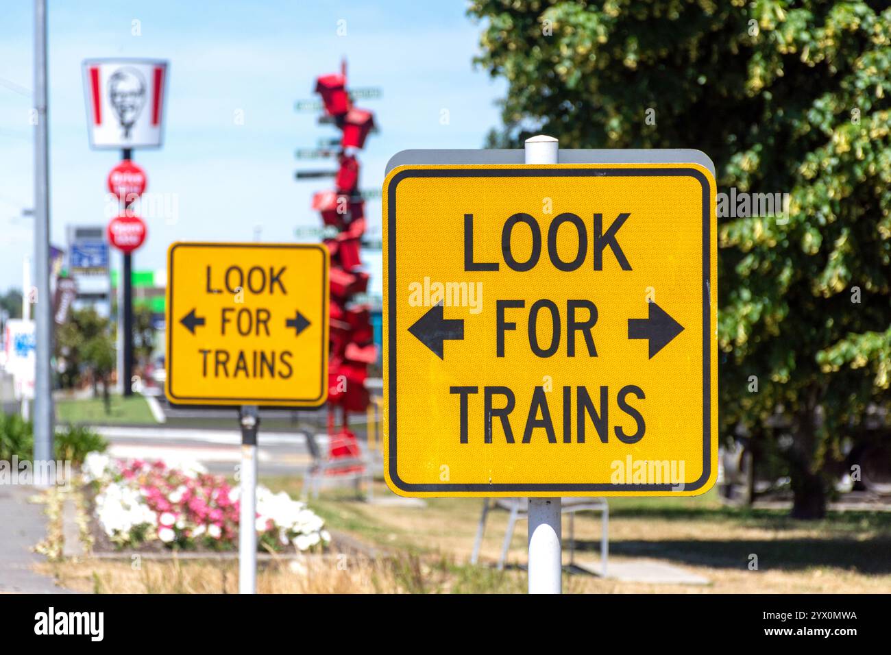 Ausschilderung 'Suche nach Zügen', Williams Street, Kaiapoi, Canterbury, South Island, Neuseeland Stockfoto