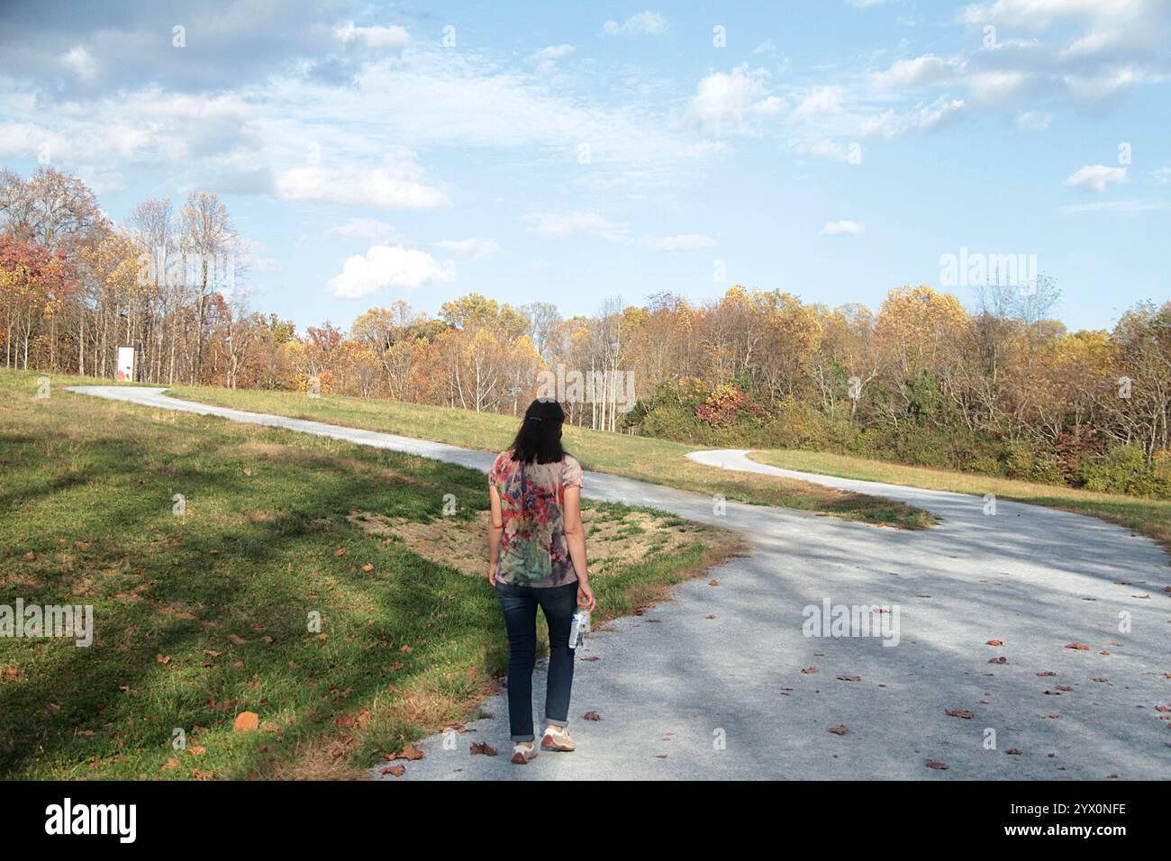 Frau, die auf einem Weg im Thomas Jefferson's Poplar Forest in Forest, Virginia, USA läuft Stockfoto
