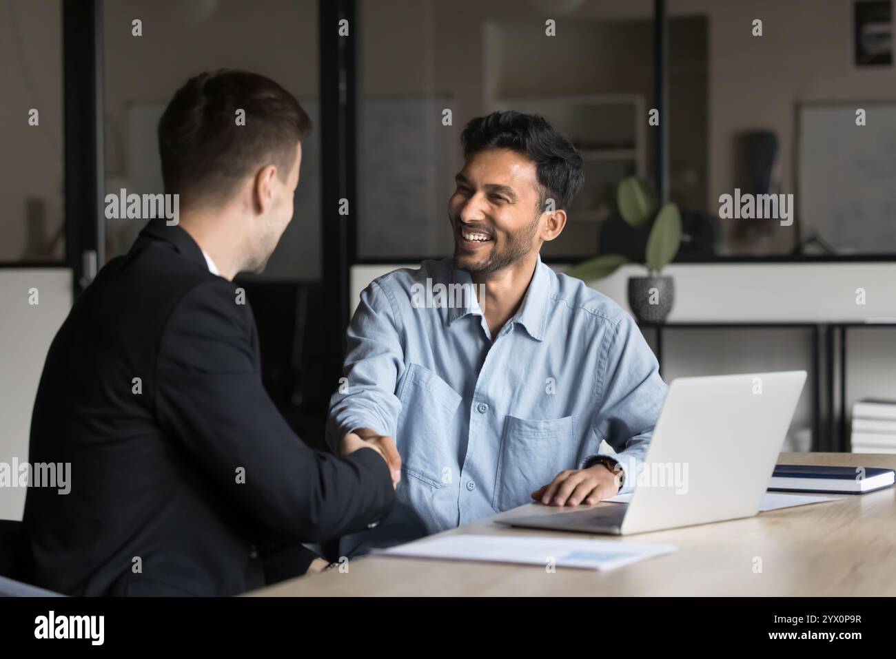 Geschäftspartner schütteln die Hände als erfolgreicher Abschluss des Meetings Stockfoto