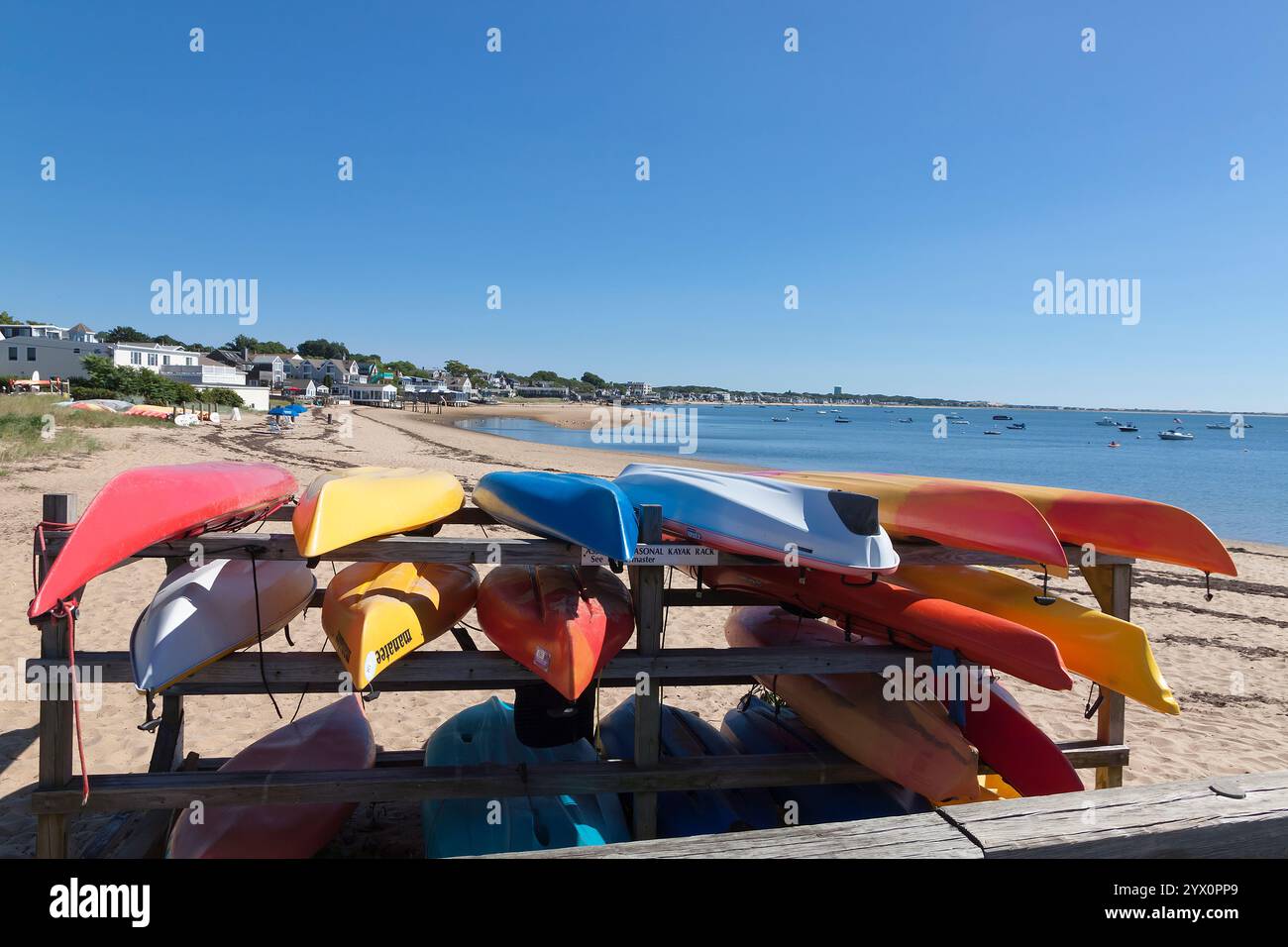 Bunte Kajaks stapeln sich auf einem Gestell zum Verleih. In Provincetown, Massachusetts, Cape Cod, USA Stockfoto