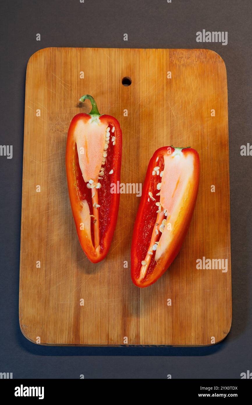 Rote Chilischoten schneiden die Hlfte im Inneren, die Samen in einem Bambus  asiatische mat Stockfotografie - Alamy