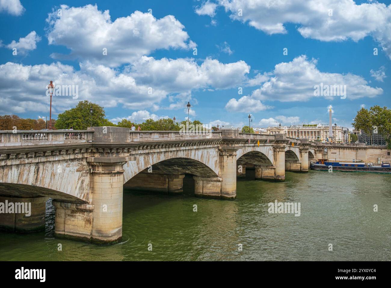 Die Brücke Pont de la Concorde über die seine in Paris mit dem Place de la Concorde im Hintergrund Stockfoto
