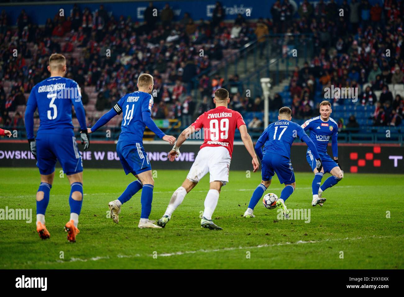 Krakau, Polen, 12. Dezember 2024, Ein Fußballspiel in der ersten polnischen Liga am 7. Spieltag zwischen Wisla Krakau und Miedz Legnica, OP: Mateusz Grudzinski, Kamil Drygas, Lukasz Zwolinski, Michael Kostka (przy Pilce) Stockfoto